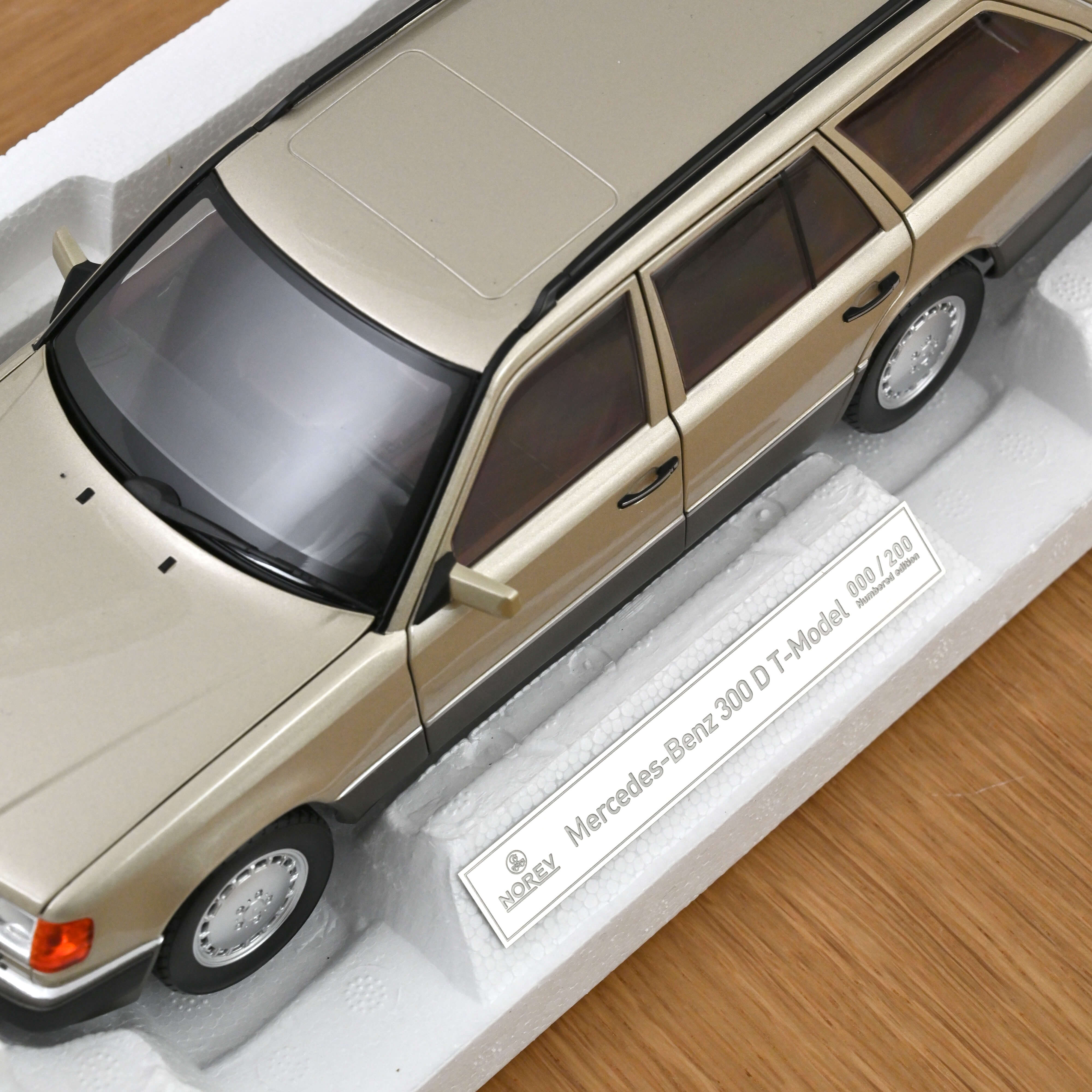 norev-mercedes-benz-300-td-1990-argent-fum-1-18-200-pz image 7