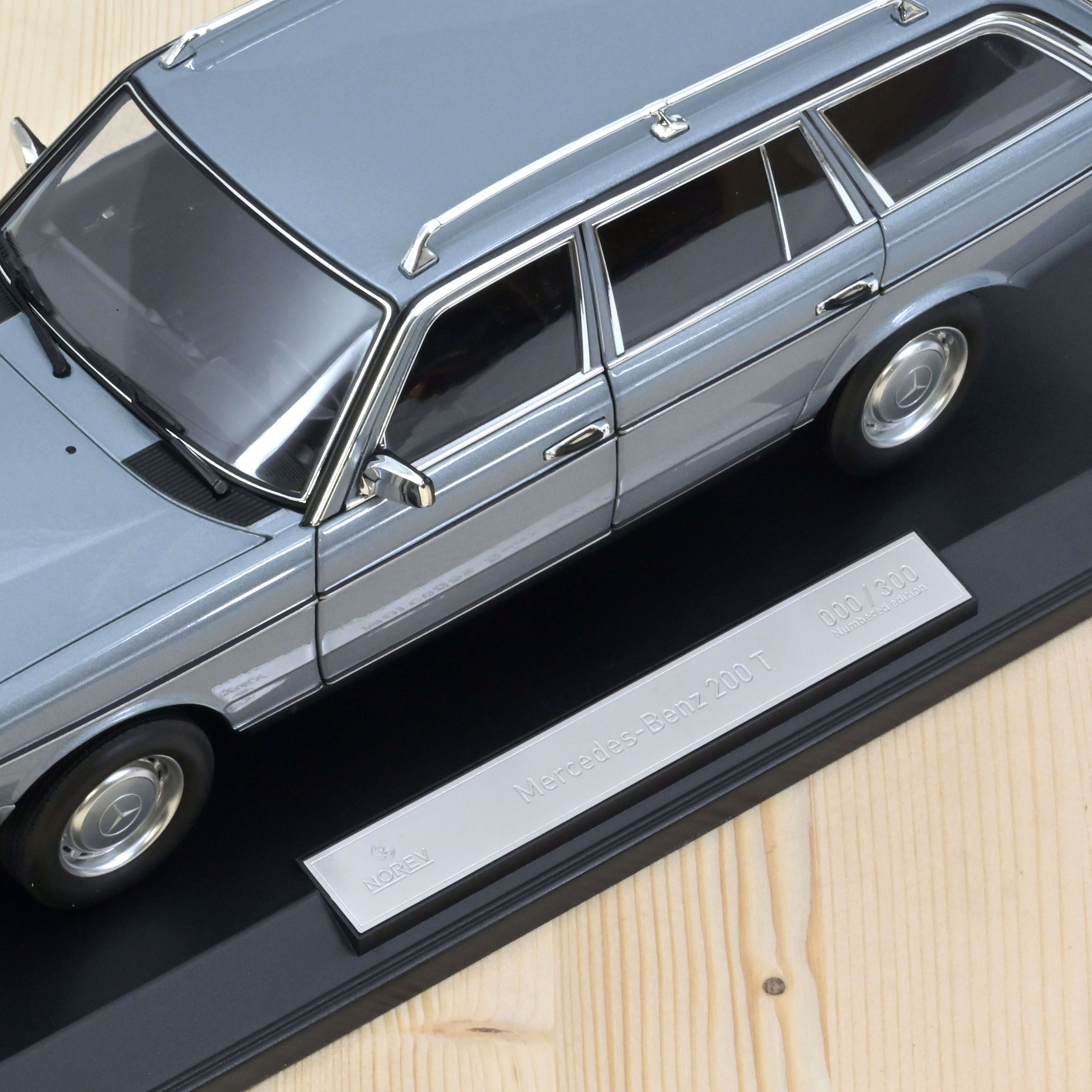 norev-mercedes-benz-200-t-1982-blu-argento-metallizzato-1-18-modellino-300-pcs image 3