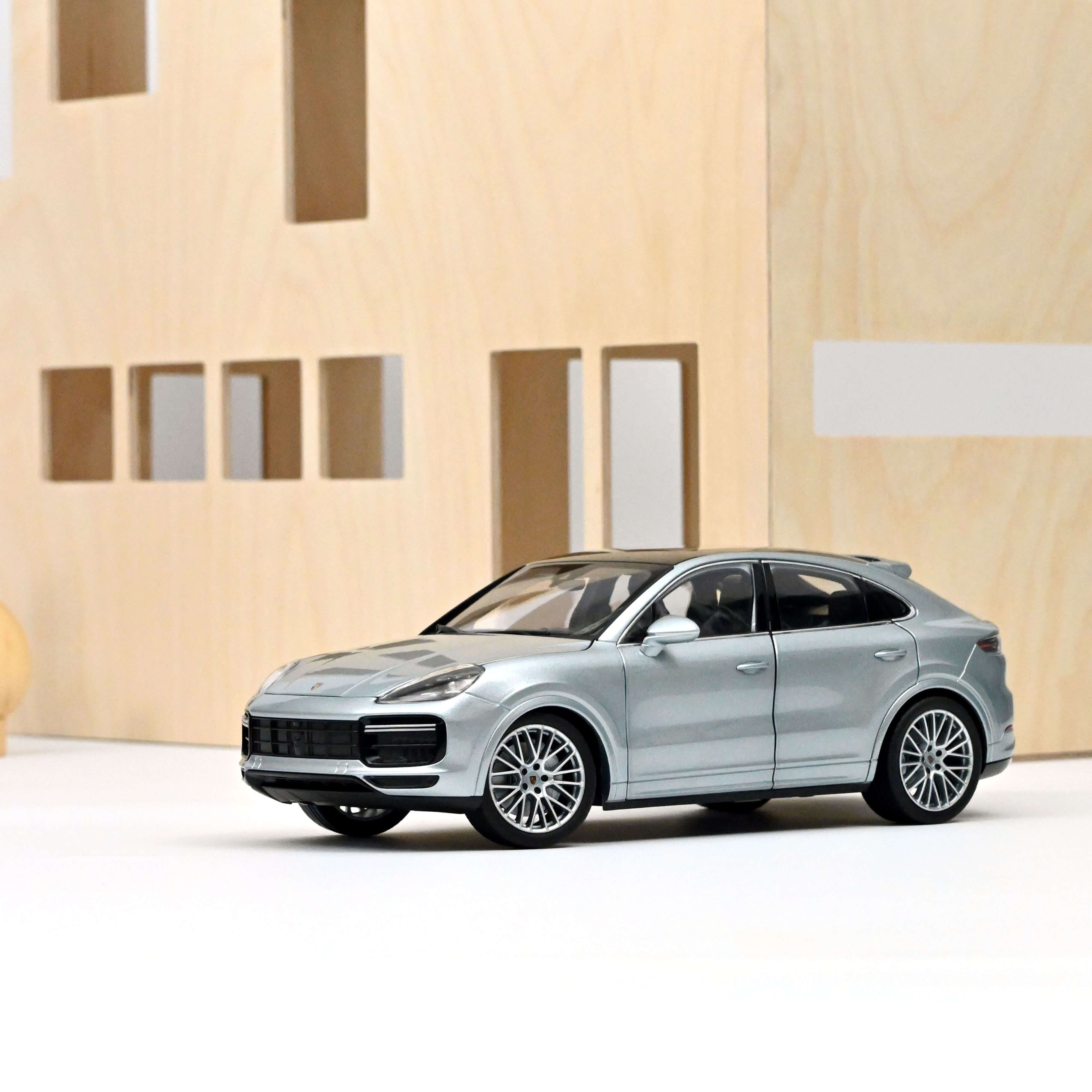 norev-porsche-cayenne-coup-turbo-2019-1-18-argento-200-pz image 1