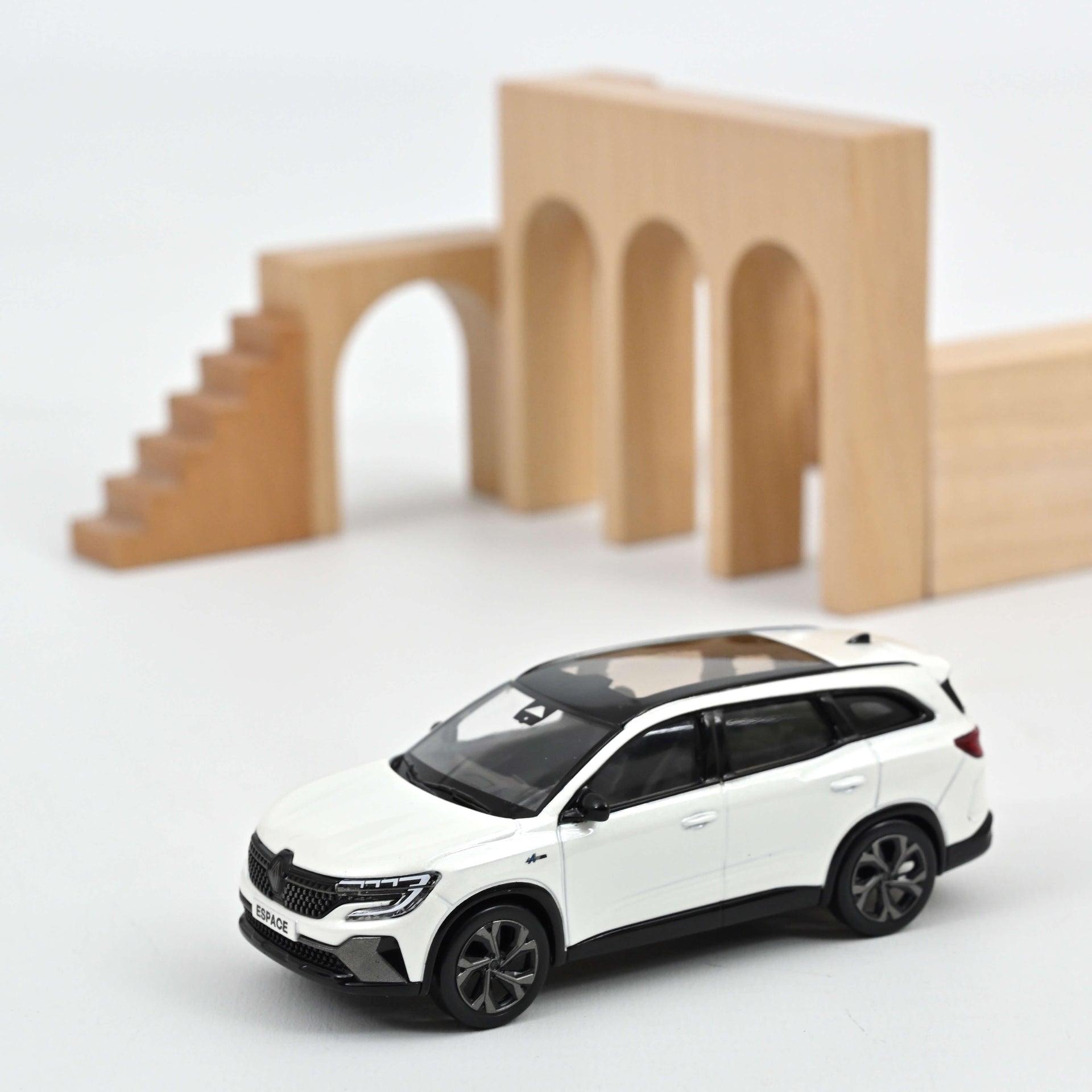 norev-renault-espace-esprit-alpine-2023-pearl-white-suv-1-43 image 1