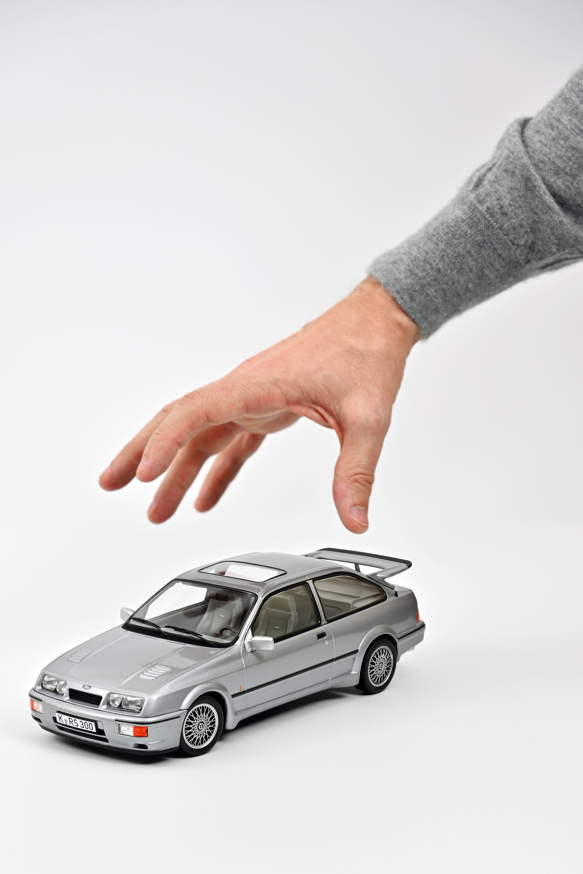 norev-ford-sierra-rs-cosworth-1986-grigio-metallizzato-modellino-auto-1-18 image 3