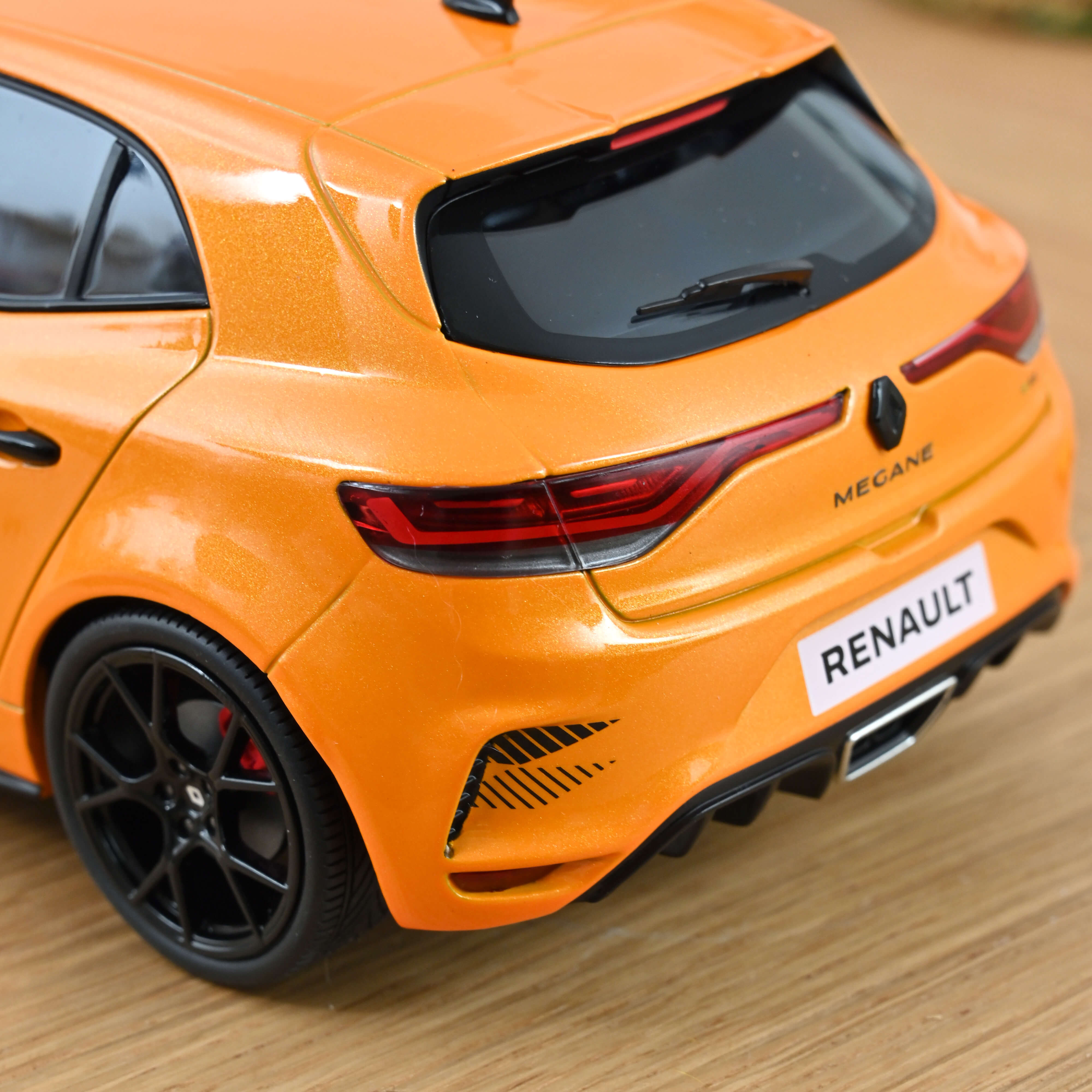 norev-renault-m-gane-r-s-ultime-2023-1-18-orange-tonic-200pz image 4