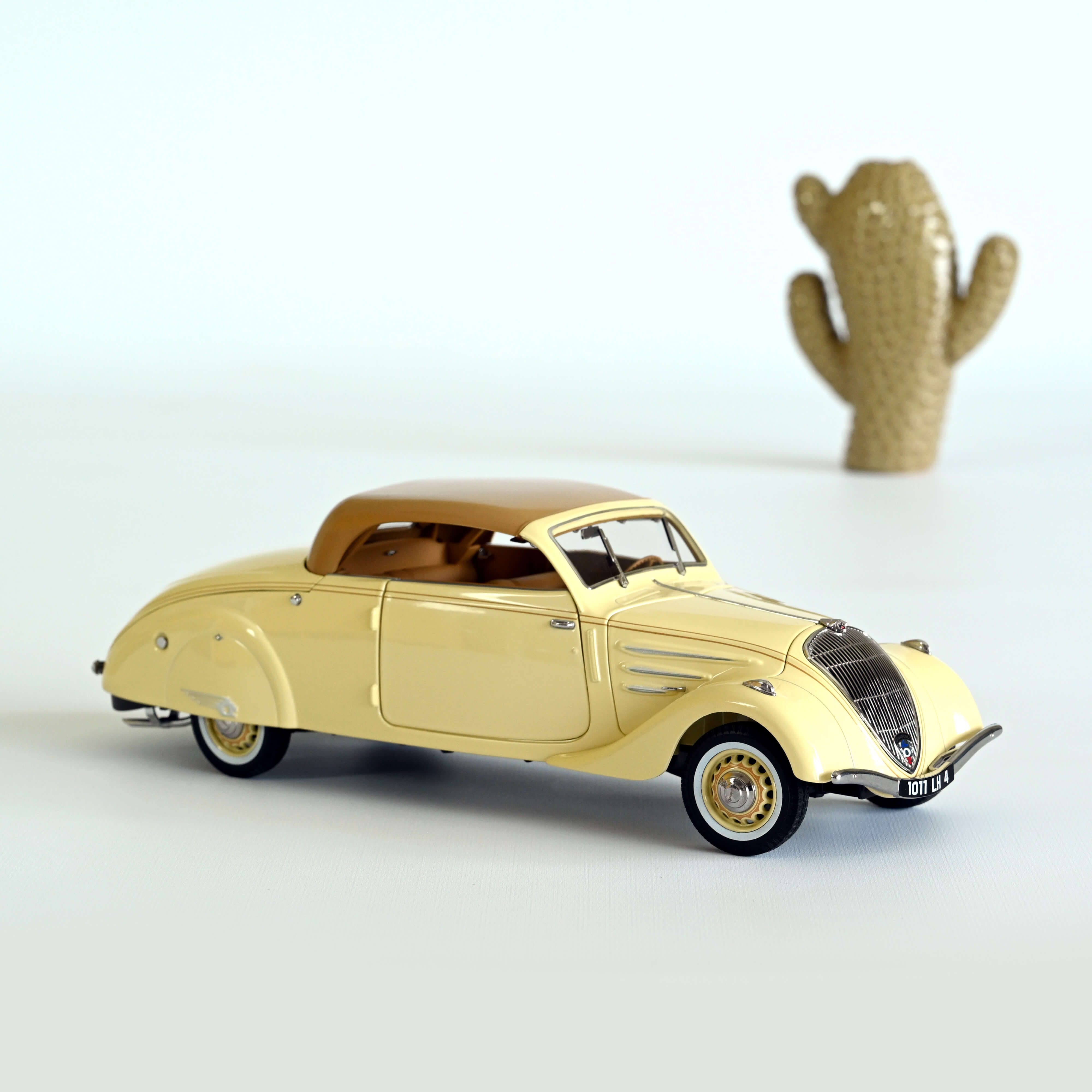 norev-peugeot-402-eclipse-1937-modellino-auto-1-18-beige-e-caramel image 1