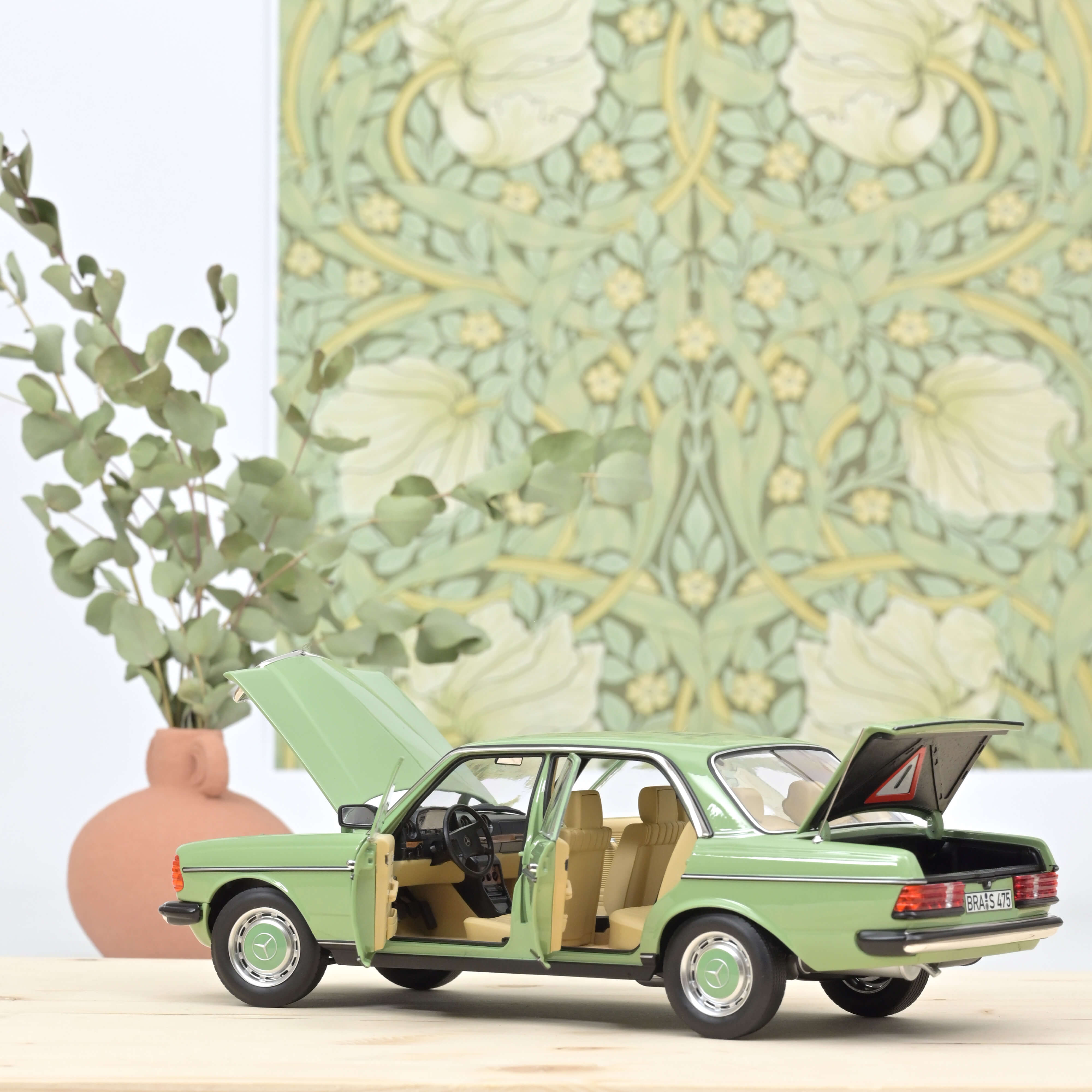 norev-mercedes-benz-200-w123-1982-modellino-auto-1-18-verde-chiaro image 2
