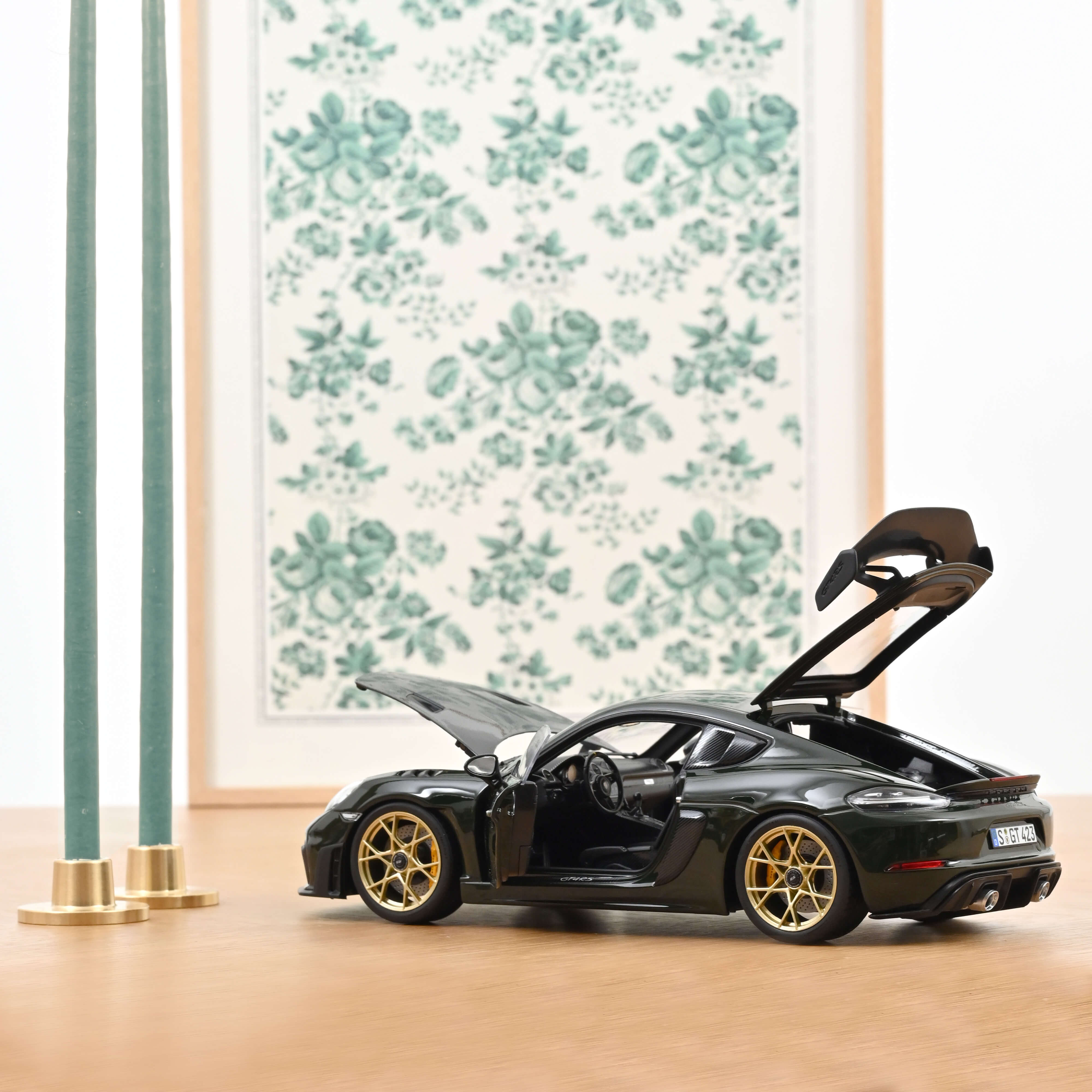 norev-porsche-cayman-gt4-rs-pack-weissach-2023-modellino-auto-1-18-verde-brewste image 2