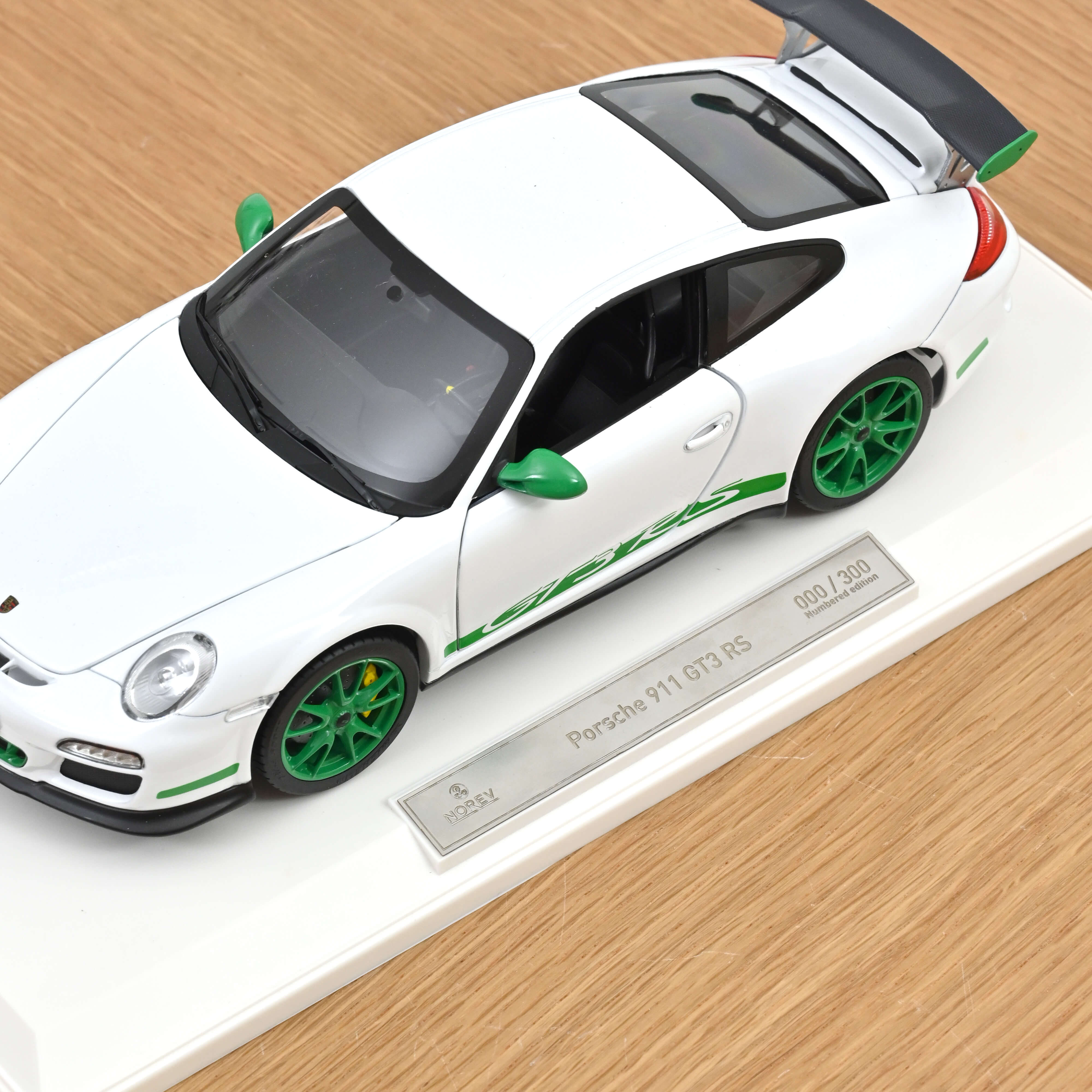 norev-porsche-911-gt3-rs-997-2009-modellino-auto-1-18-bianco-verde-python-300pz image 7