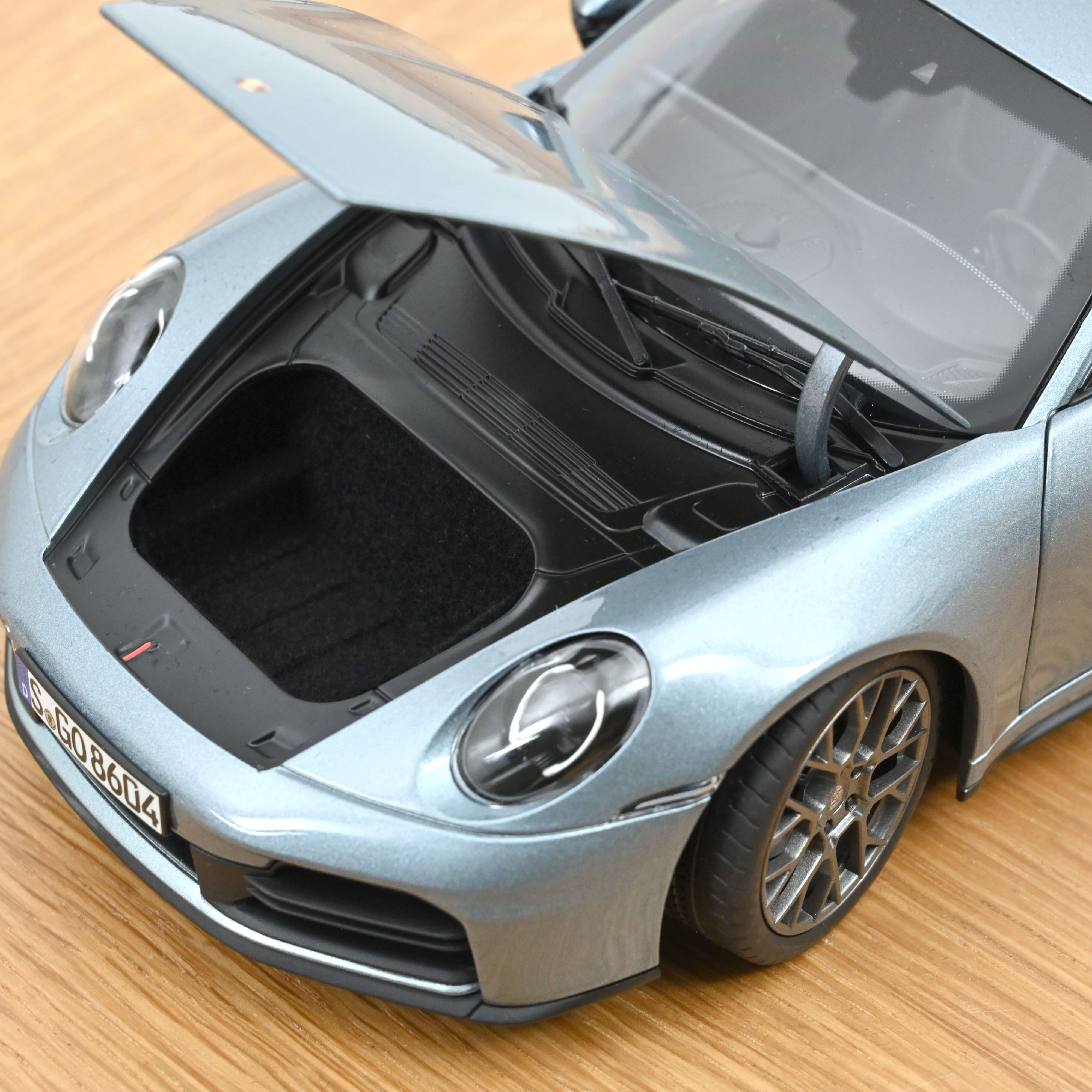 norev-porsche-911-carrera-2025-992-2-modellino-auto-1-18-polarsilver-metallic image 5