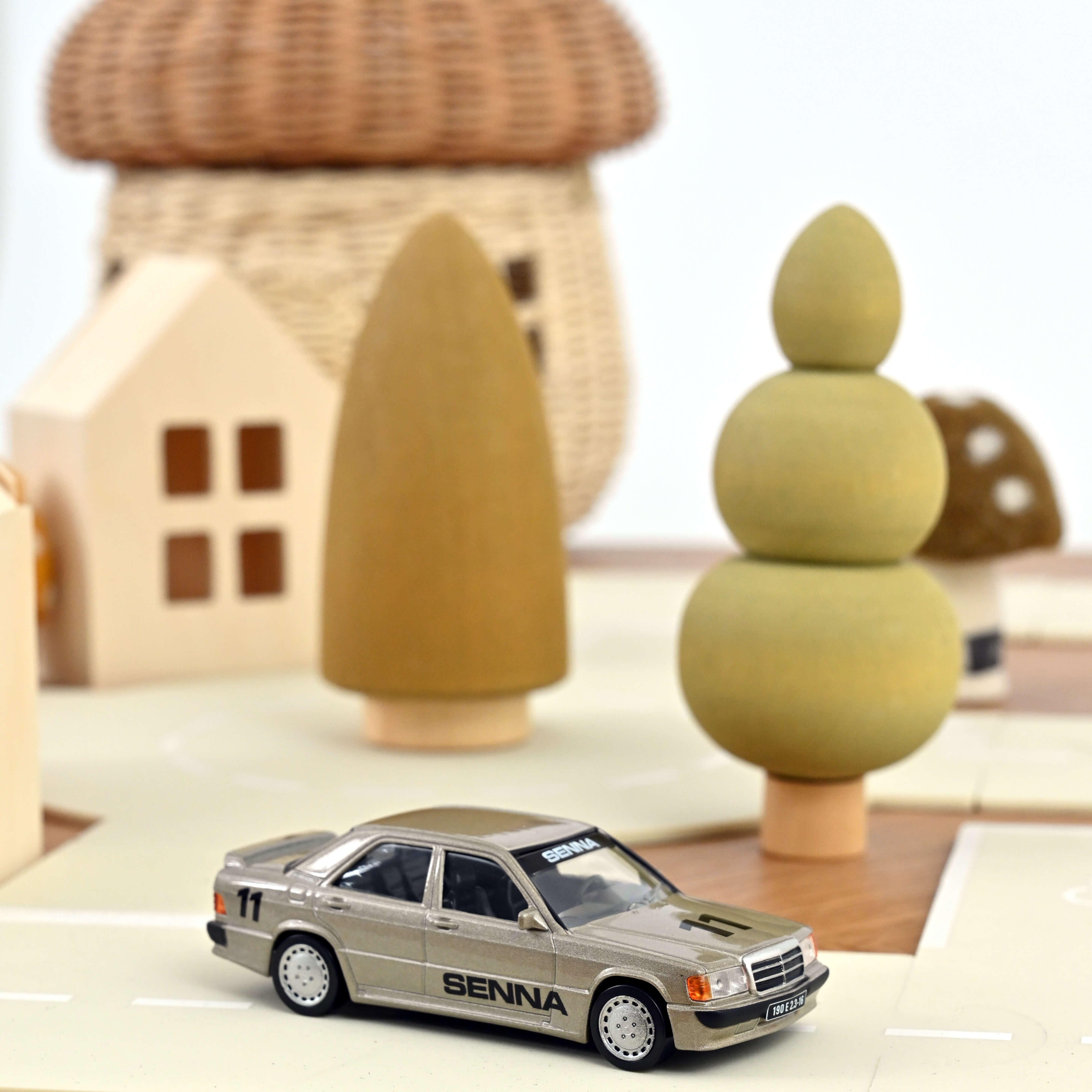 norev-mercedes-benz-190e-2-3-16-1984-beige-metallizzato-senna-jet-car-1-43-2 image 1