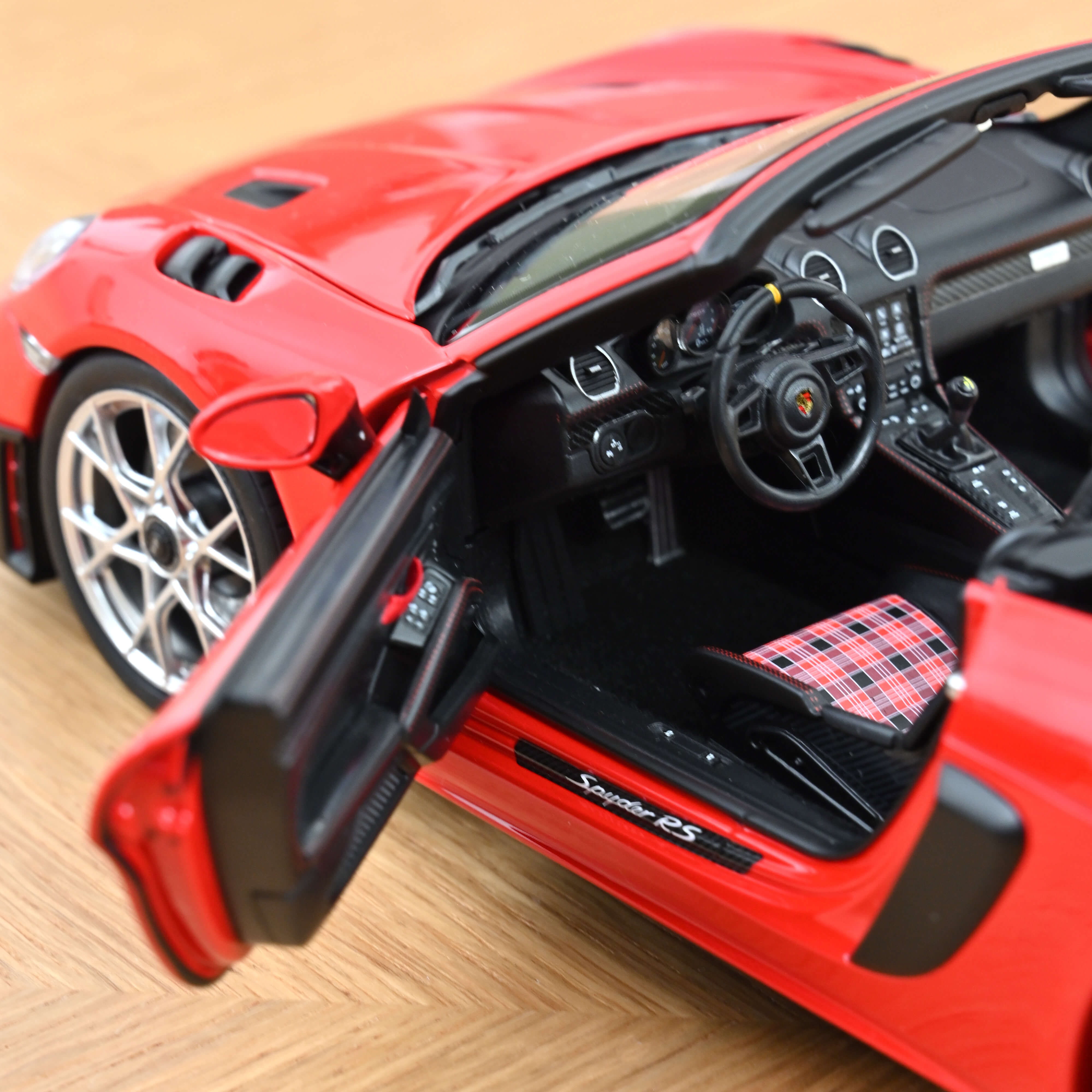 norev-porsche-718-spyder-rs-2023-modellino-auto-1-18-rouge-indien image 5