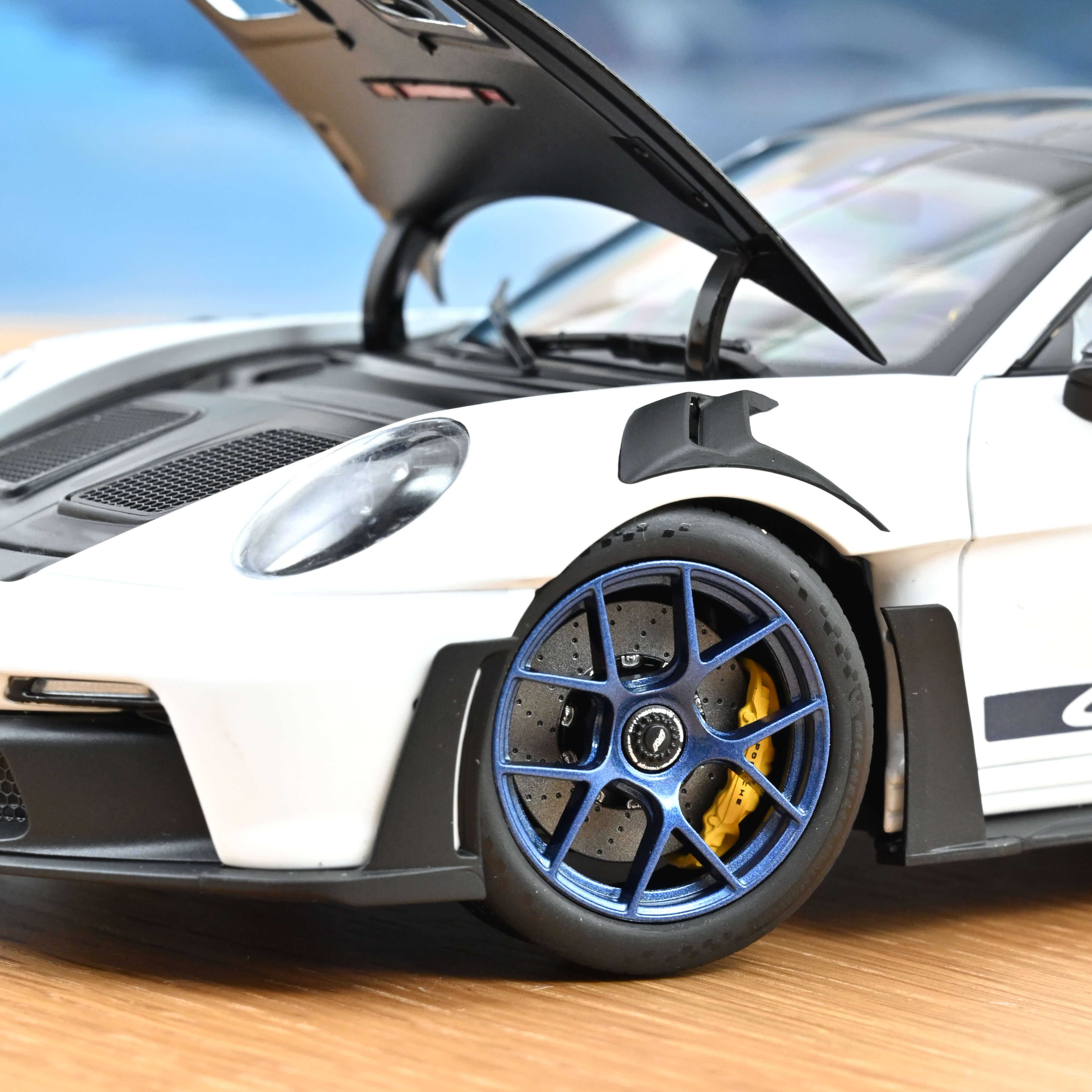 norev-porsche-911-gt3-rs-pack-weissach-2022-modellino-auto-1-18-bianco-blu-indac image 4