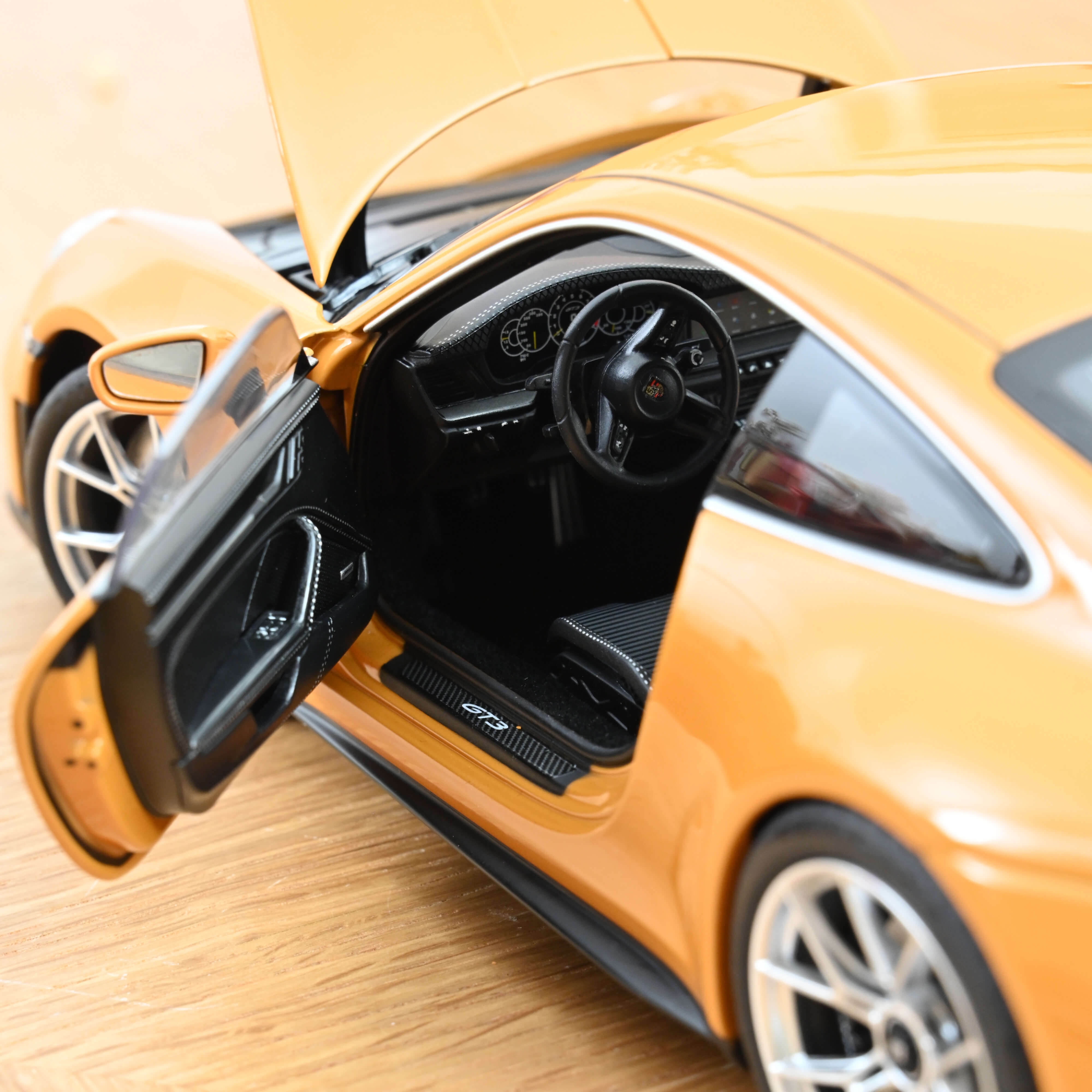 norev-porsche-911-gt3-pack-touring-2025-jaune-bahama-1-18-300-pcs image 4