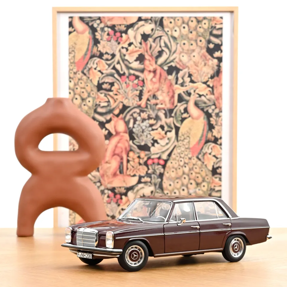 norev-mercedes-benz-200-8-1968-modellino-auto-die-cast-1-18-rosso-bruno-scuro image 1