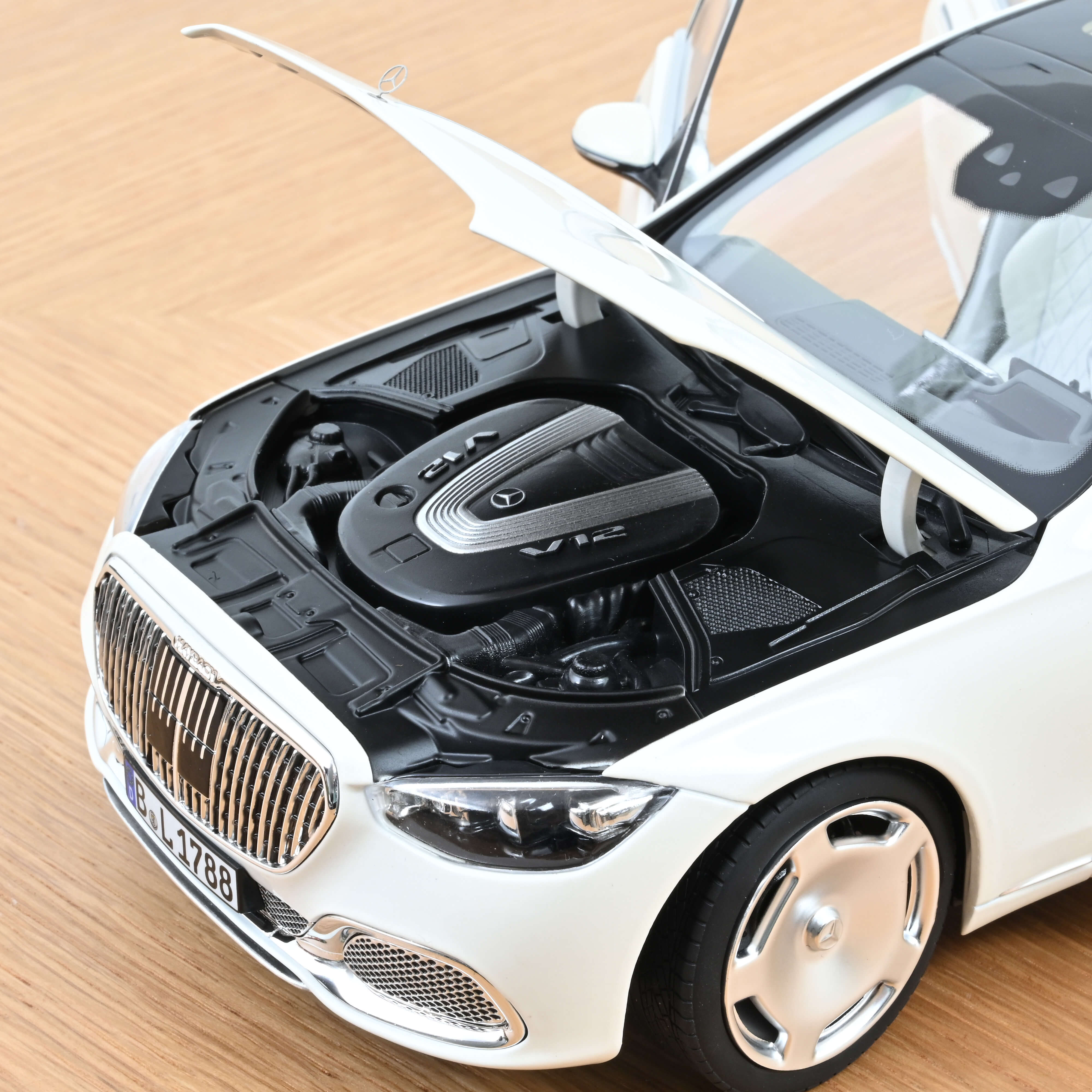 norev-mercedes-maybach-s-680-4matic-2021-modellino-auto-1-18-bianco-diamante image 4