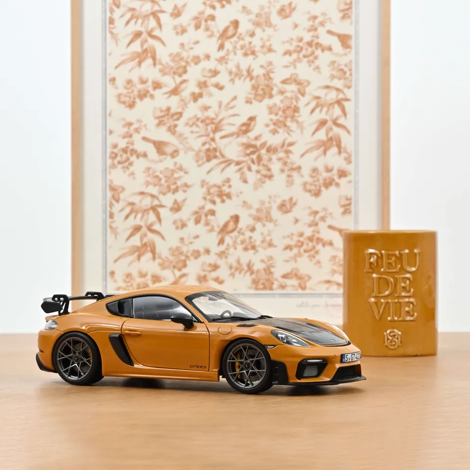 norev-porsche-cayman-gt4-rs-pack-weissach-2023-giallo-bahama-1-18-modellino-die- image 1