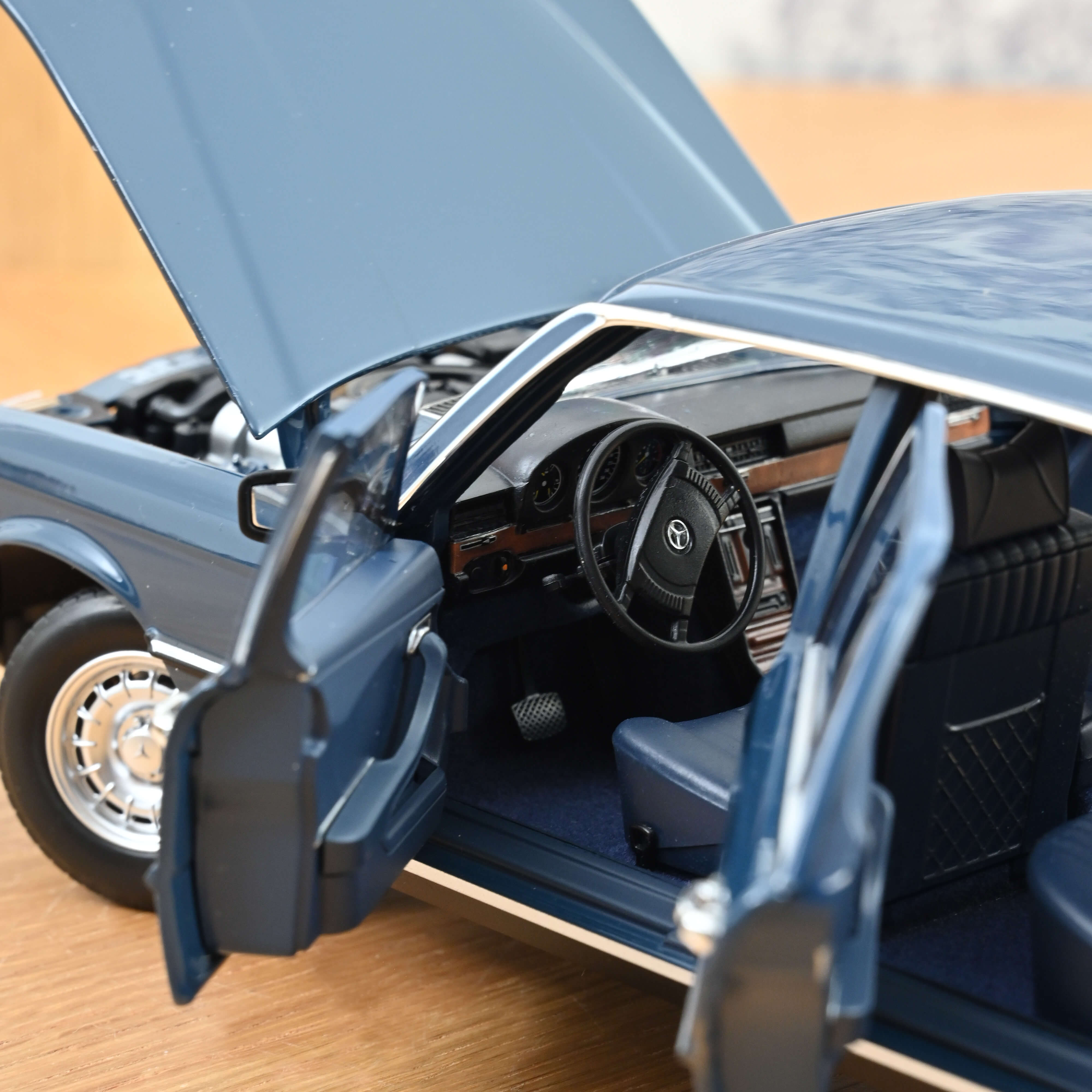 norev-mercedes-benz-350-sel-1979-blu-hansa-1-18 image 4
