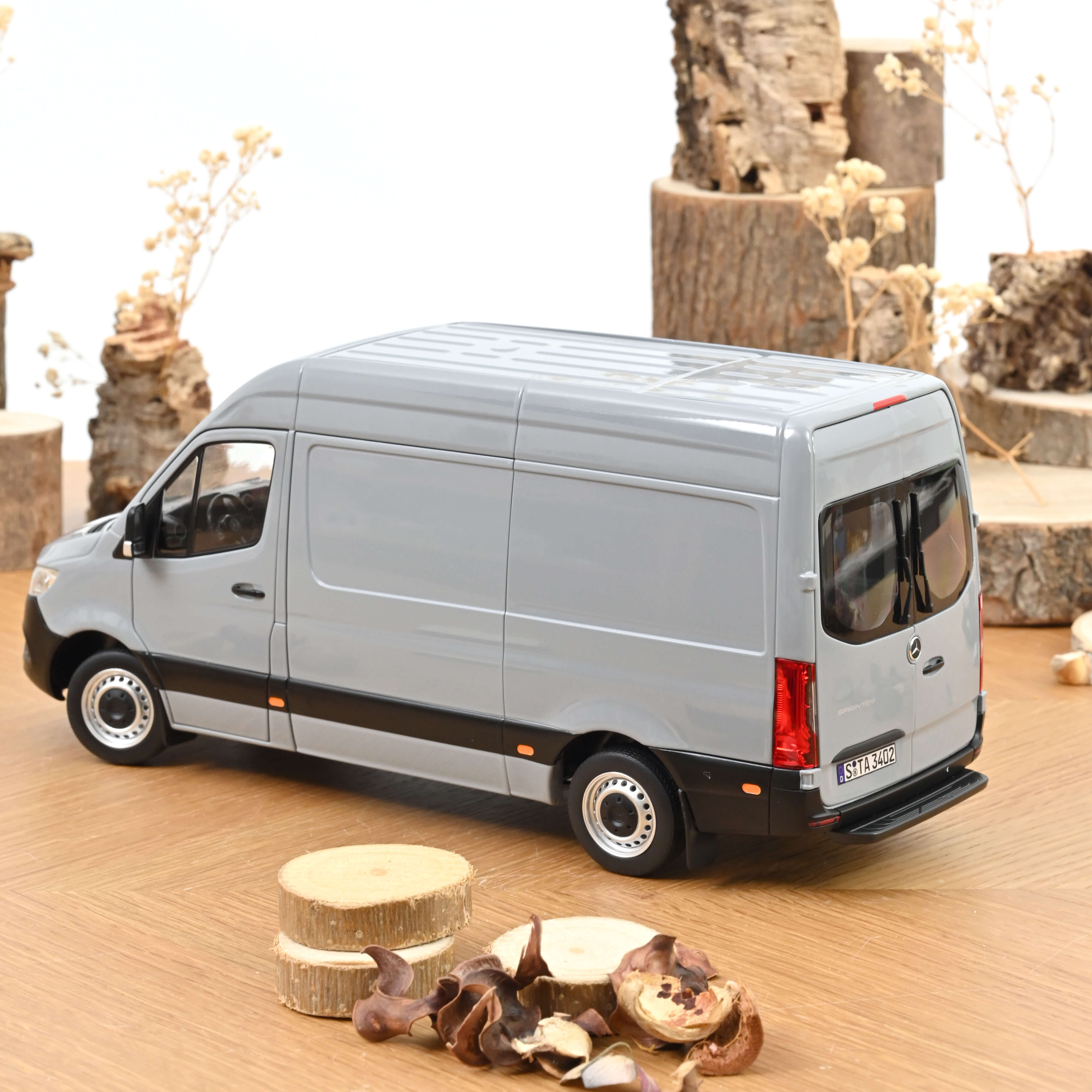 norev-mercedes-benz-sprinter-2018-modellino-furgone-1-18-grigio image 5