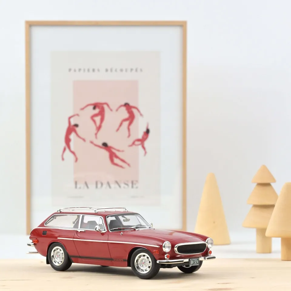 norev-volvo-1800-es-versione-usa-1972-rossa-con-strisce-laterali-1-18-modellino- image 1
