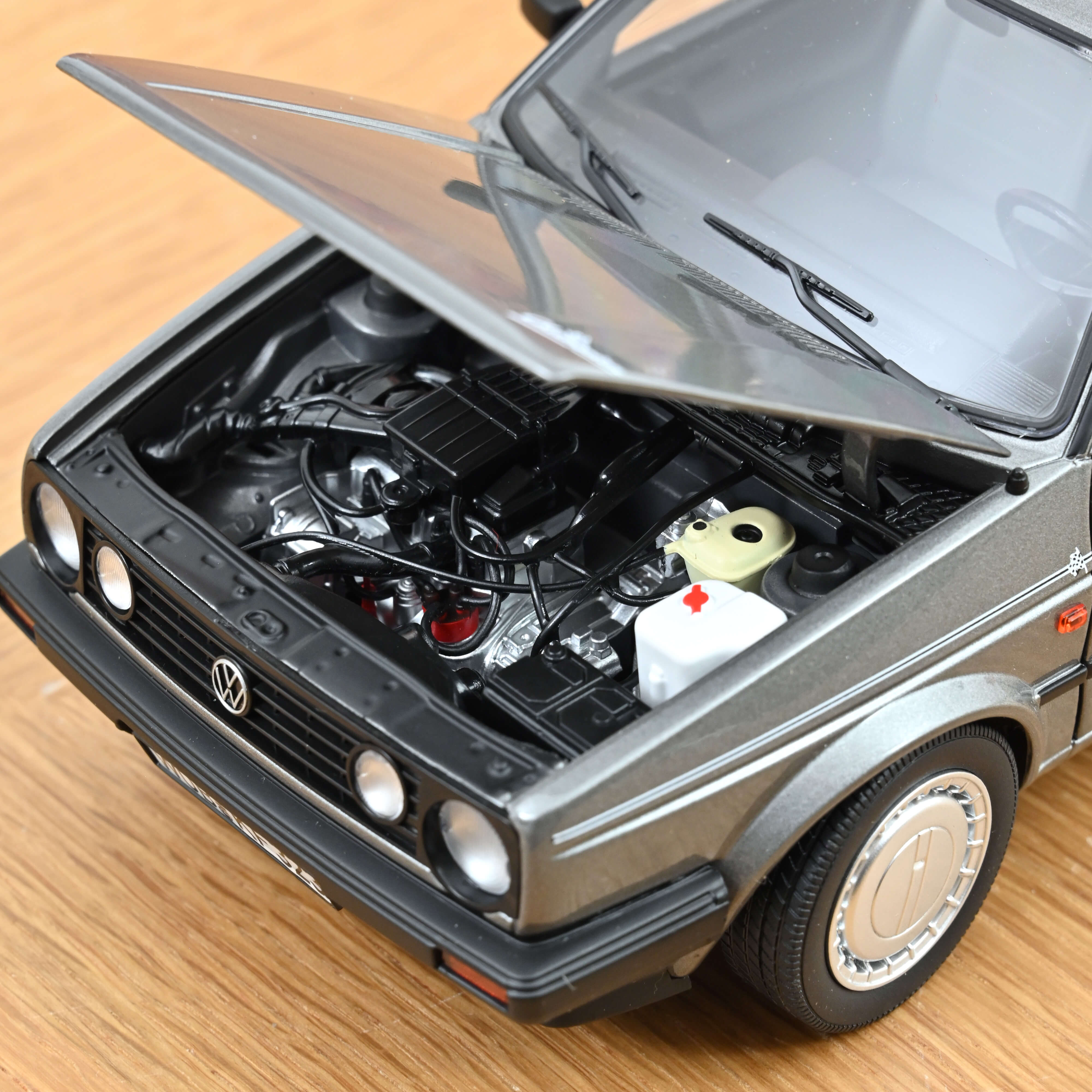 norev-vw-golf-champion-1990-modellino-auto-1-18-grigio-metallizzato image 4