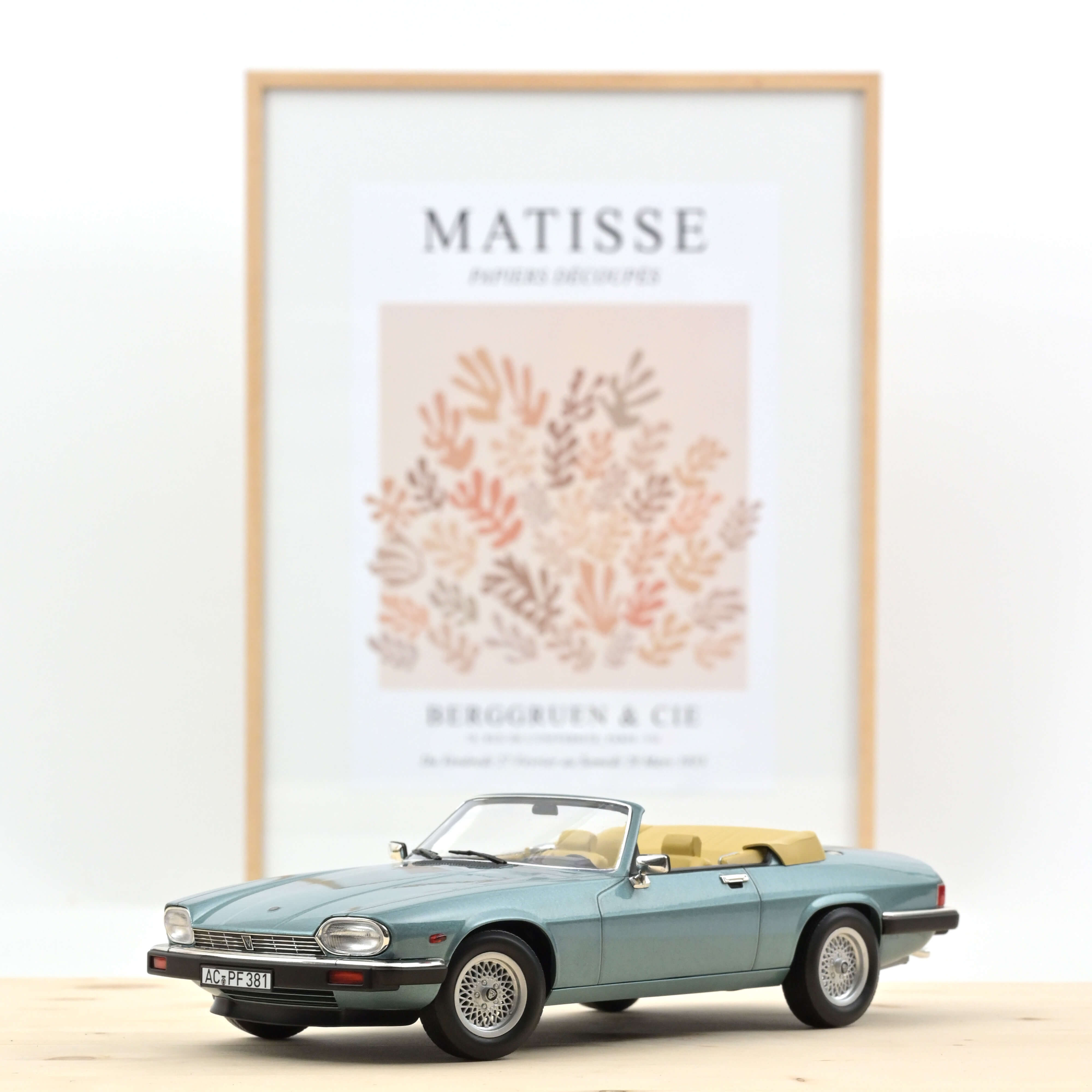 norev-jaguar-xj-s-5-3-h-e-cabriolet-1988-blu-chiaro-metallizzato-modellino-1-18 image 1