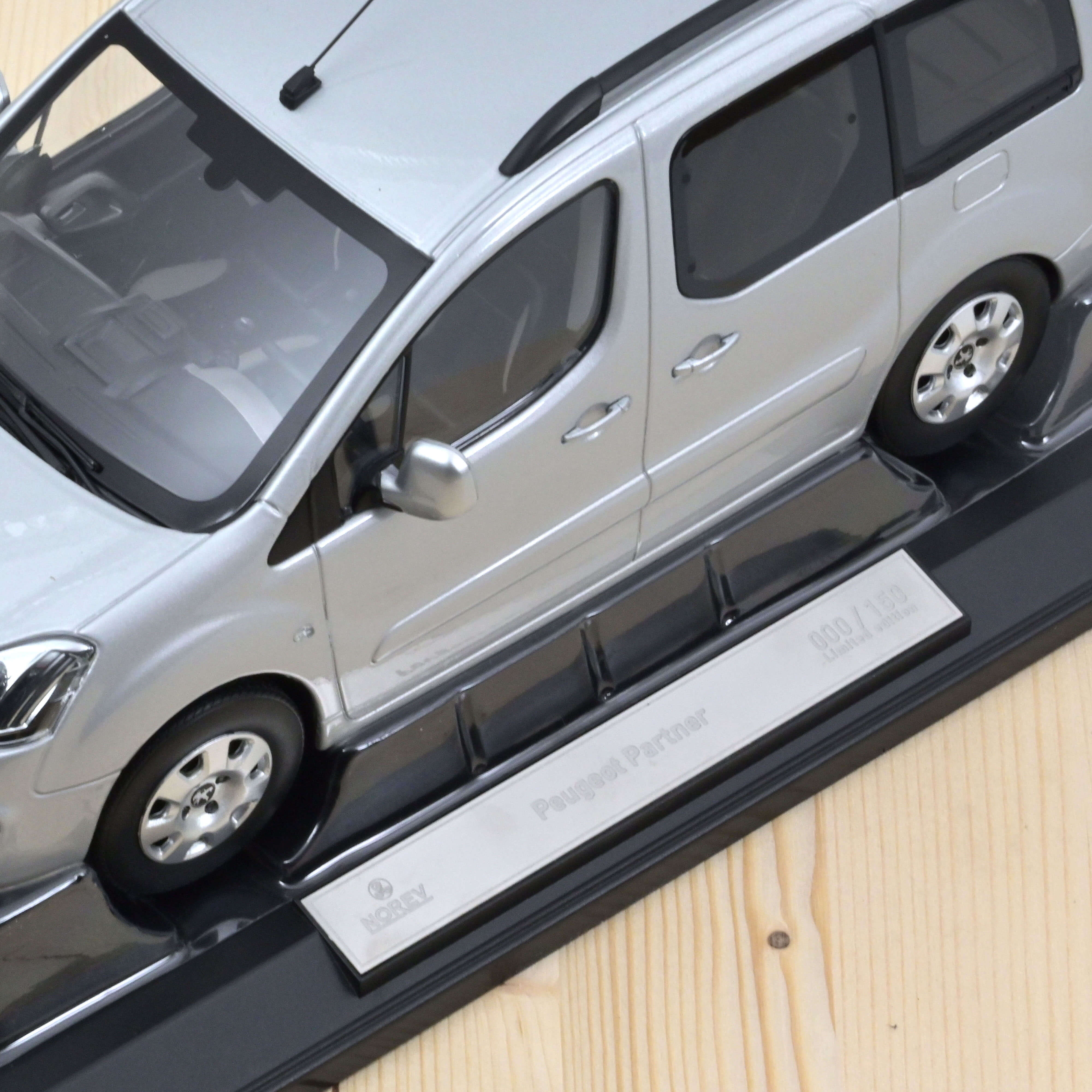 norev-peugeot-partner-2016-argent-modellino-furgone-1-18-150-pz image 3