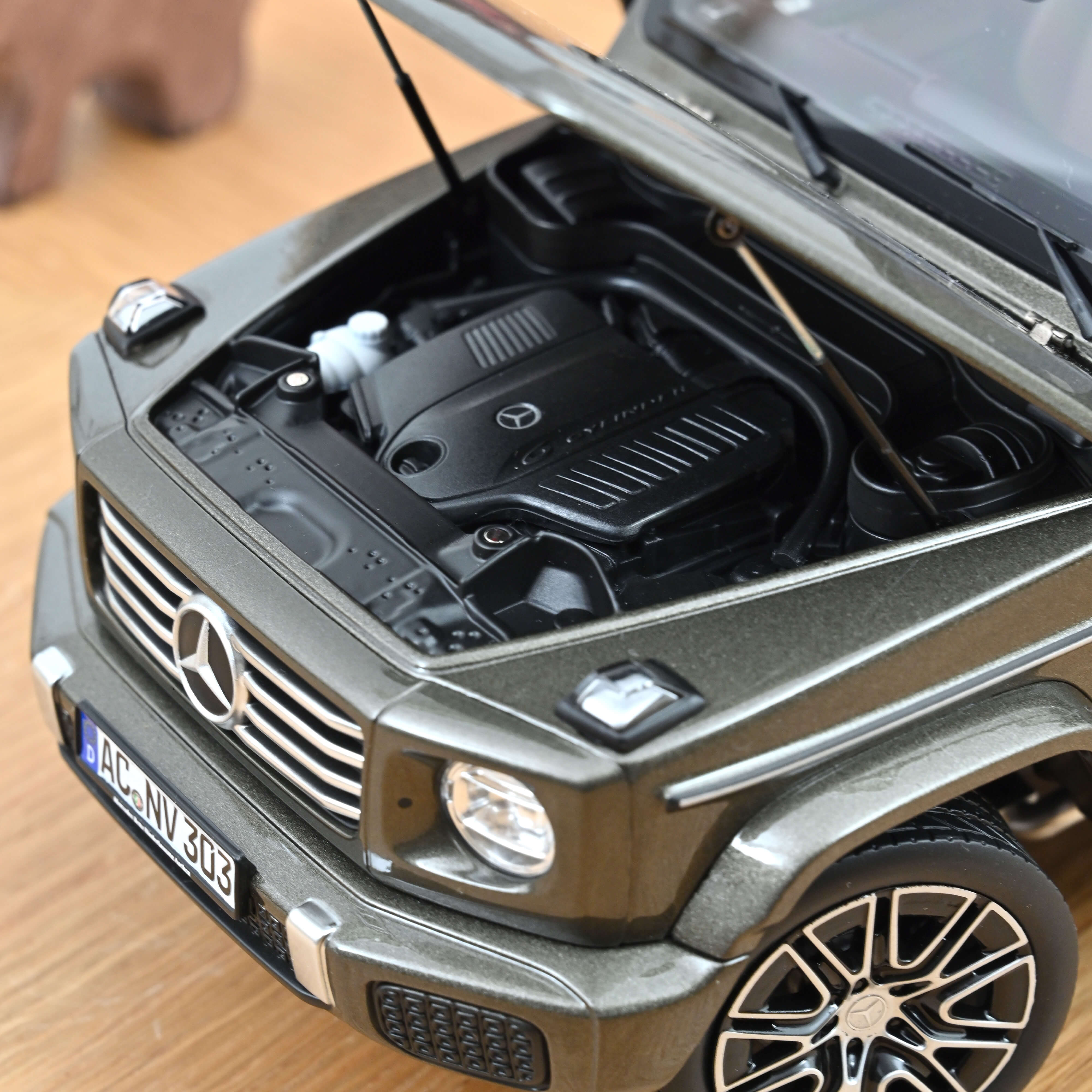 norev-mercedes-benz-classe-g-2024-grigio-indium-1-18 image 4