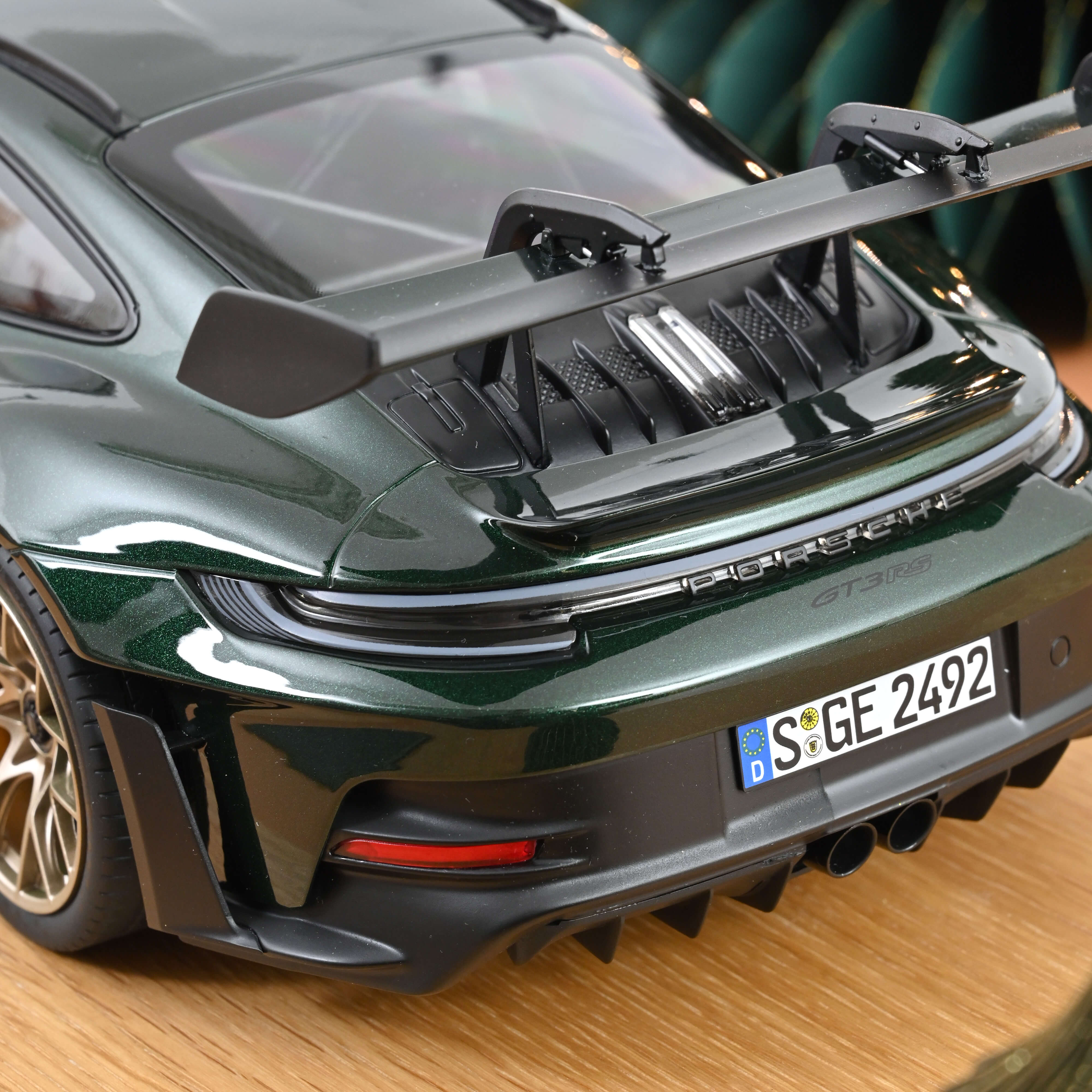 norev-porsche-911-gt3-rs-2022-1-12-verde-jet-metallizzato-nero image 5
