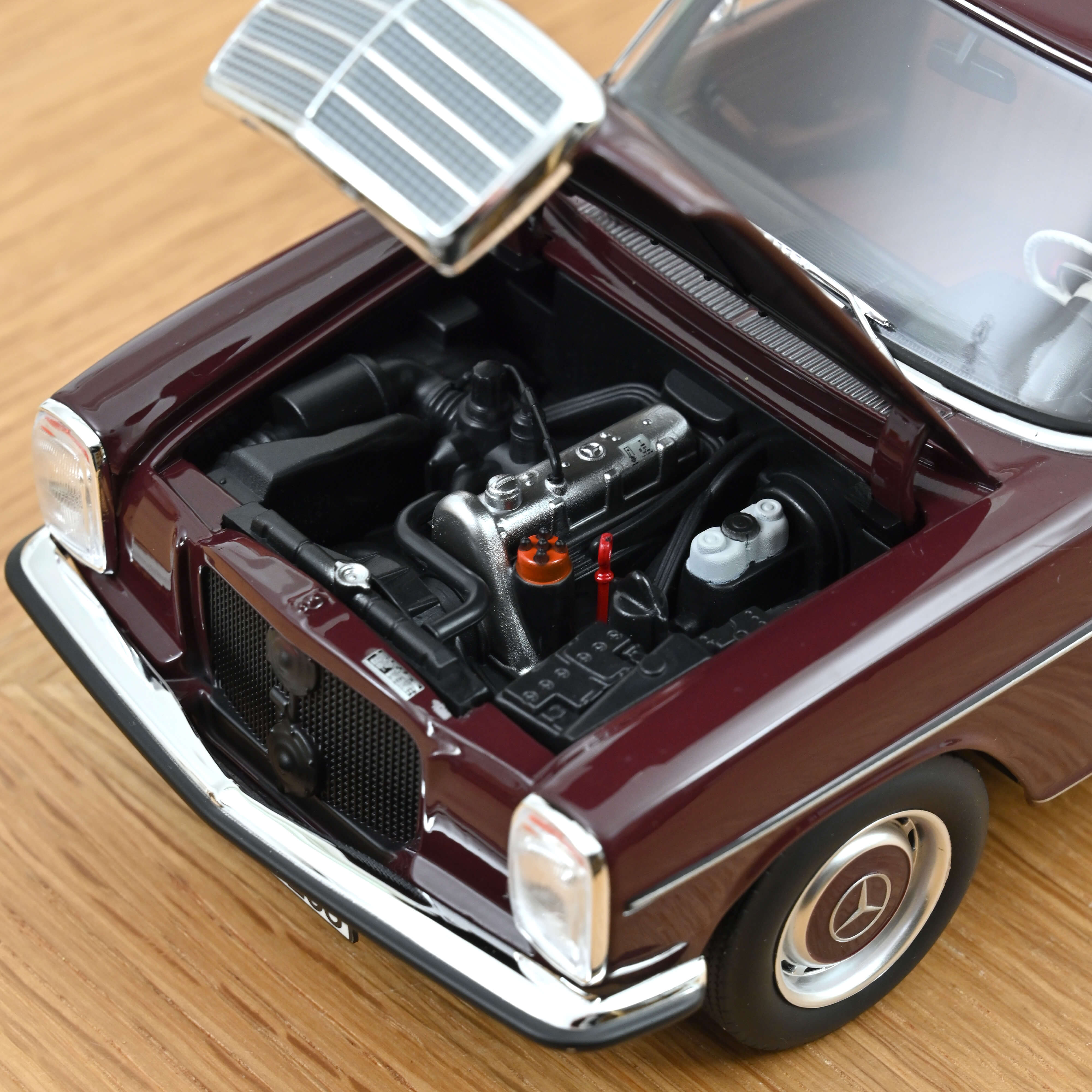 norev-mercedes-benz-200-8-1968-modellino-auto-die-cast-1-18-rosso-bruno-scuro image 5