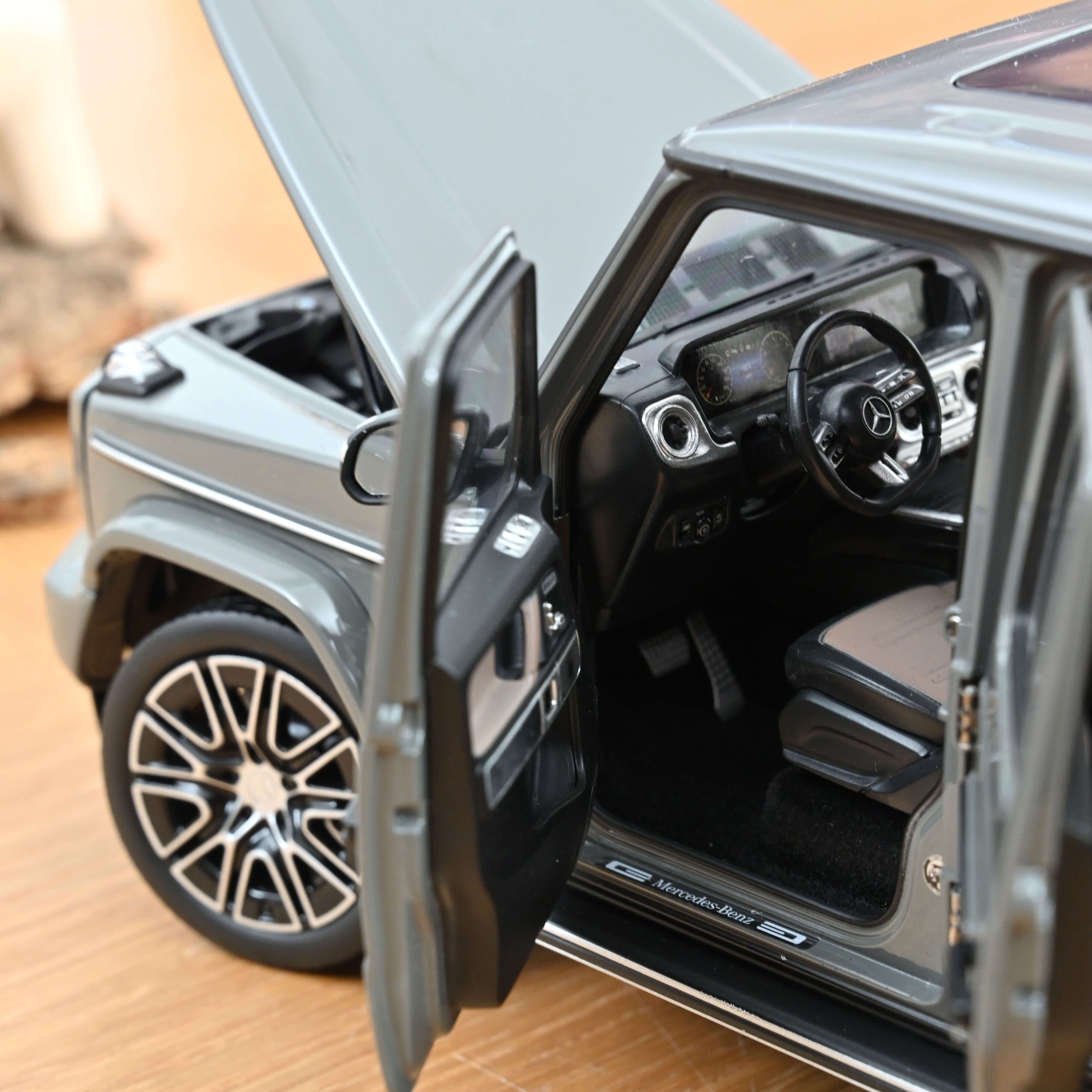 norev-mercedes-benz-classe-g-2024-grigio-classic-modellino-1-18 image 5