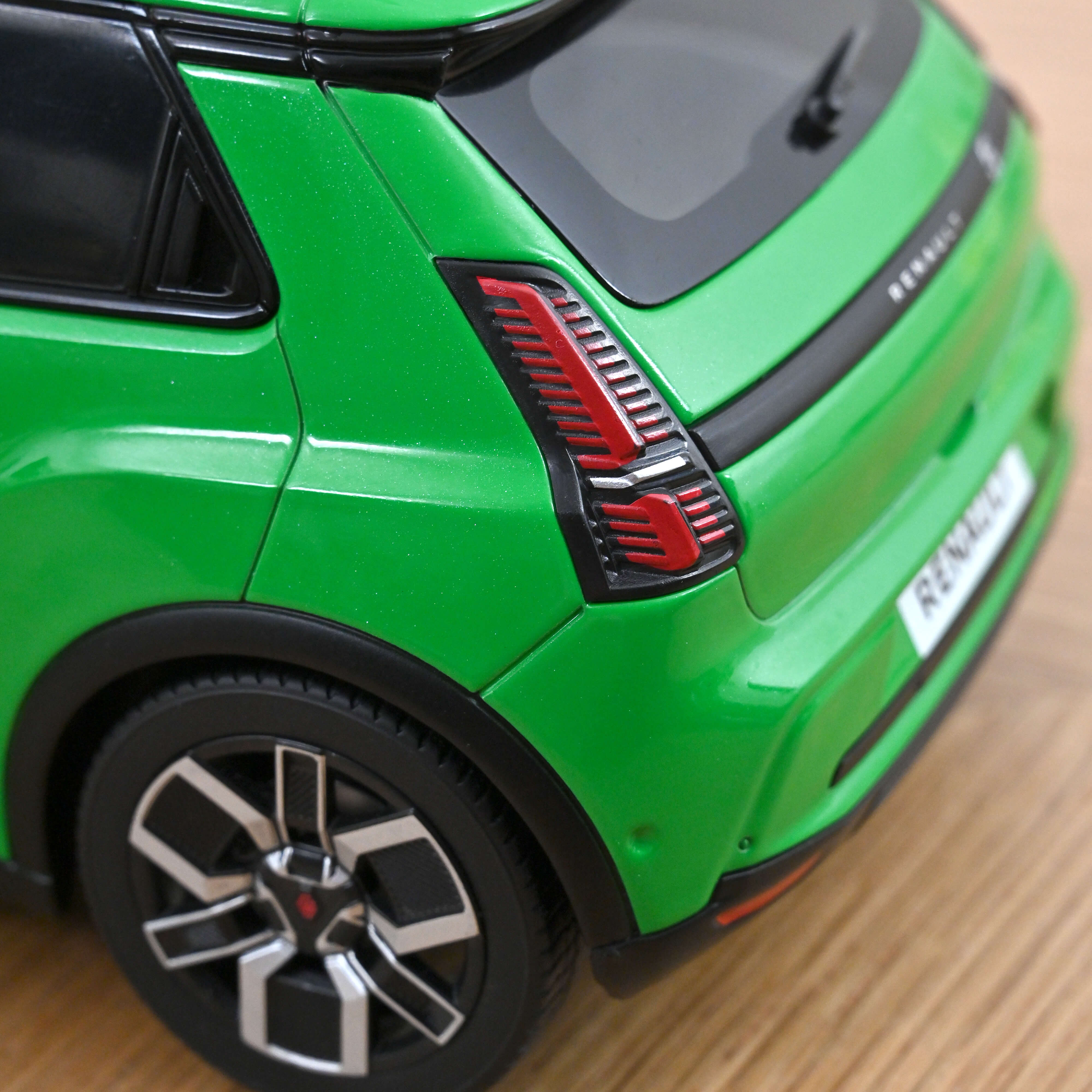 norev-renault-5-e-tech-electric-2024-modellino-auto-1-18-verde-pop-techno-200-pz image 5