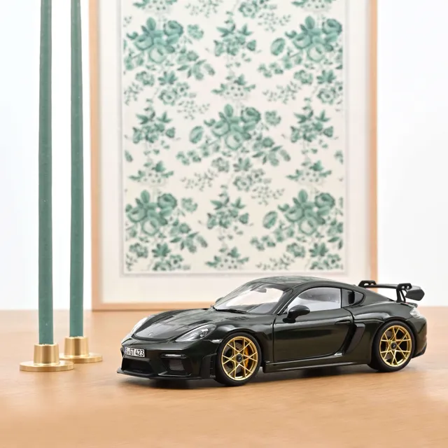 norev-porsche-cayman-gt4-rs-pack-weissach-2023-modellino-auto-1-18-verde-brewste image 1