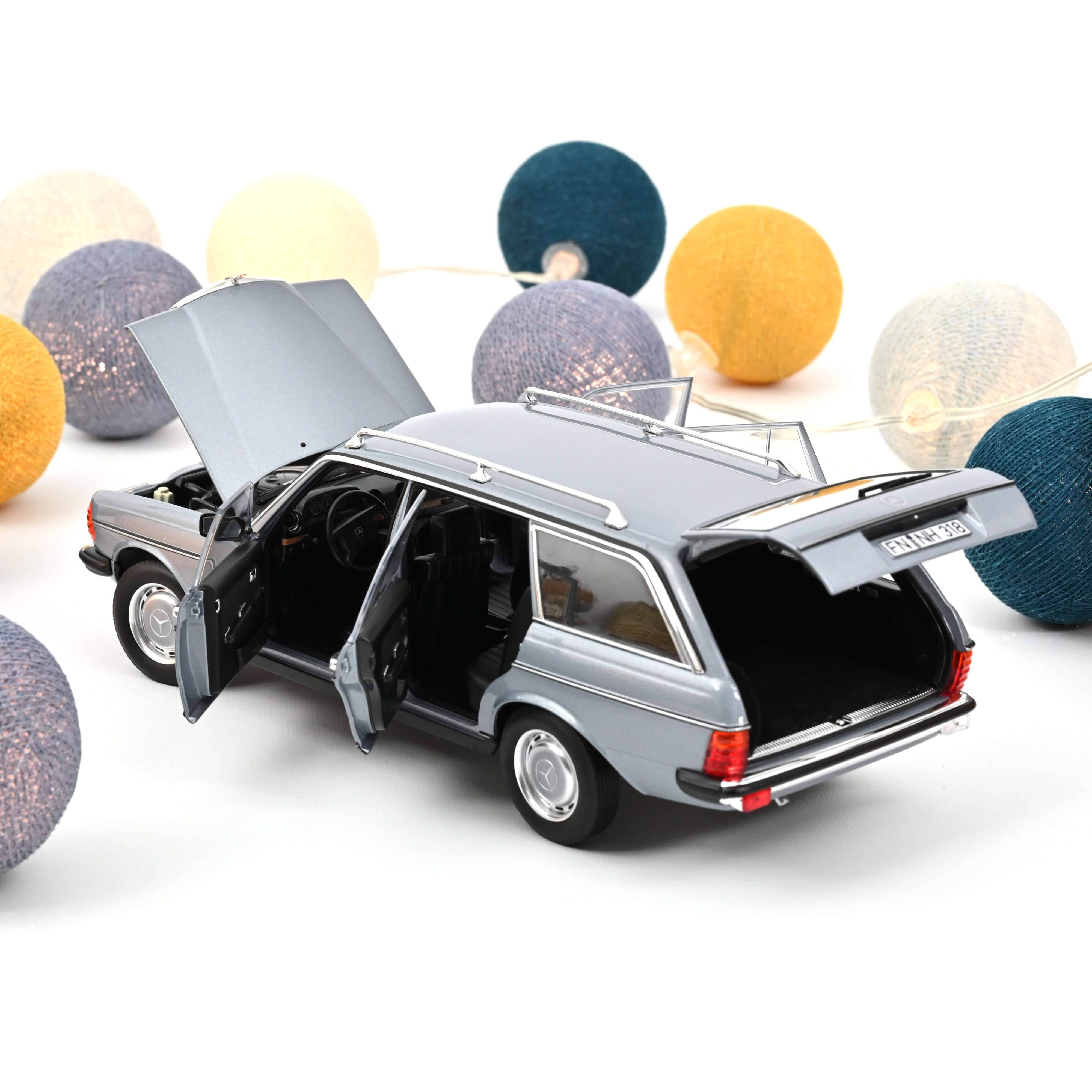 norev-mercedes-benz-200-t-1982-blu-argento-metallizzato-1-18-modellino-300-pcs image 2