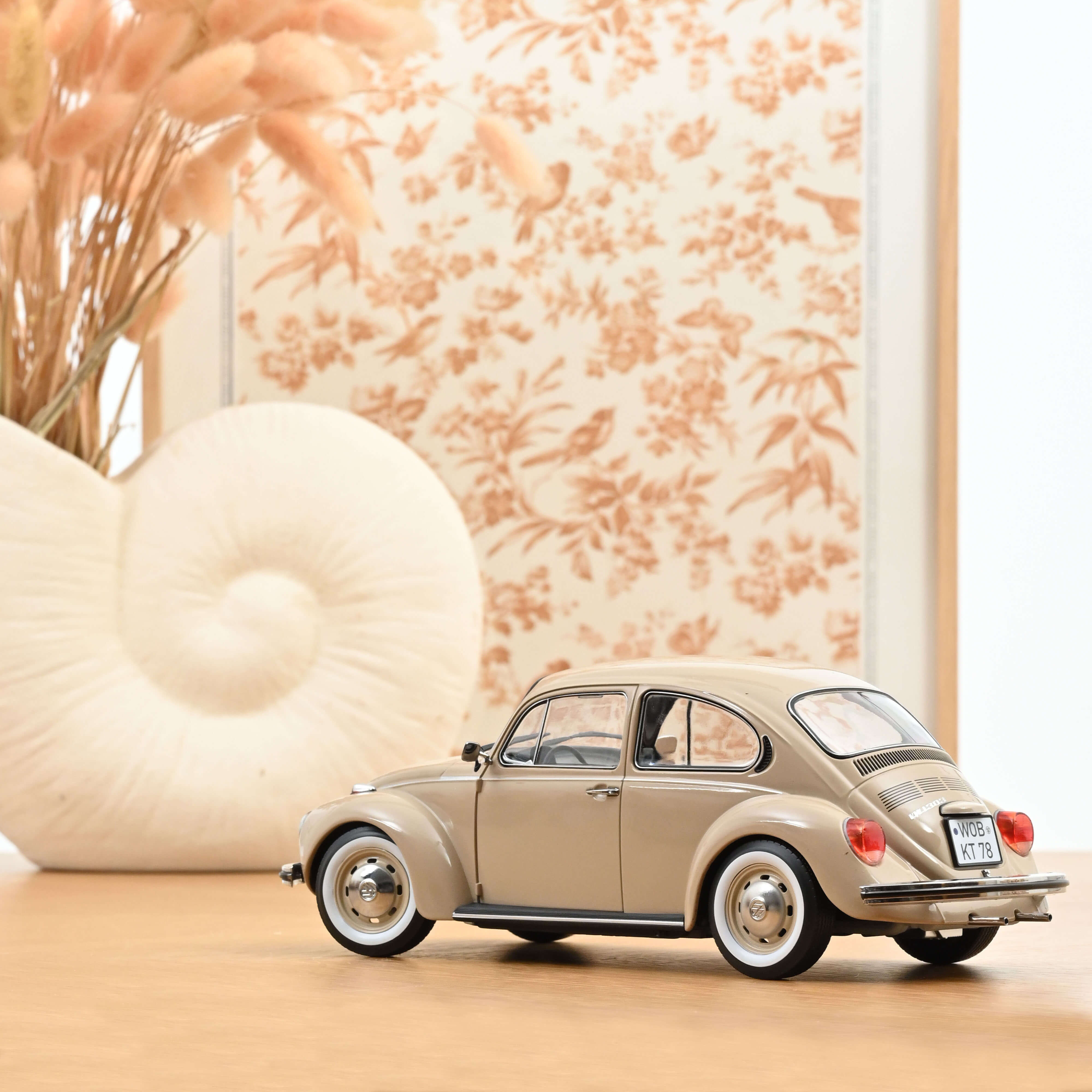 norev-vw-1303-coccinelle-1973-beige-sahara-1-18-modellino-auto-d-epoca image 2