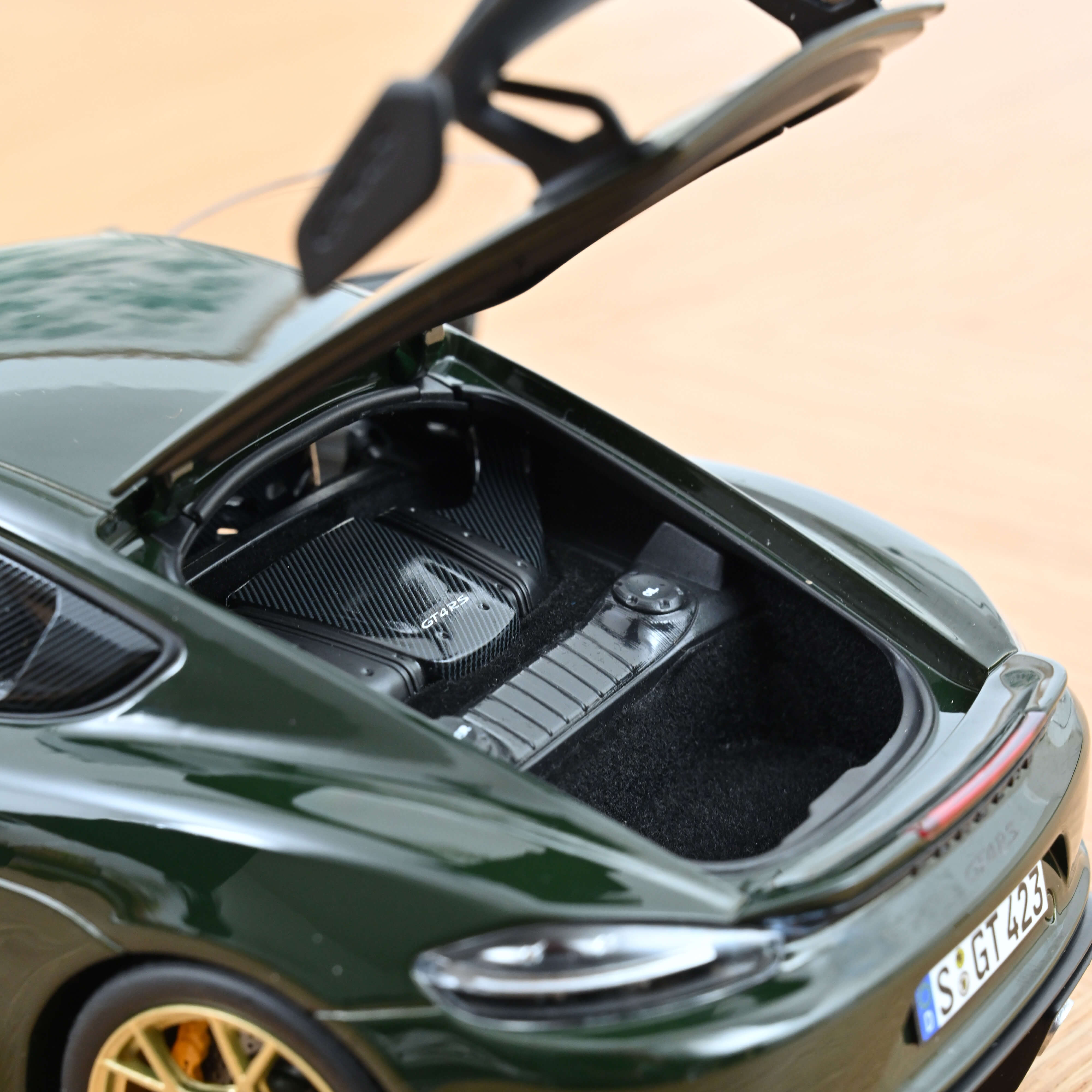 norev-porsche-cayman-gt4-rs-pack-weissach-2023-modellino-auto-1-18-verde-brewste image 6
