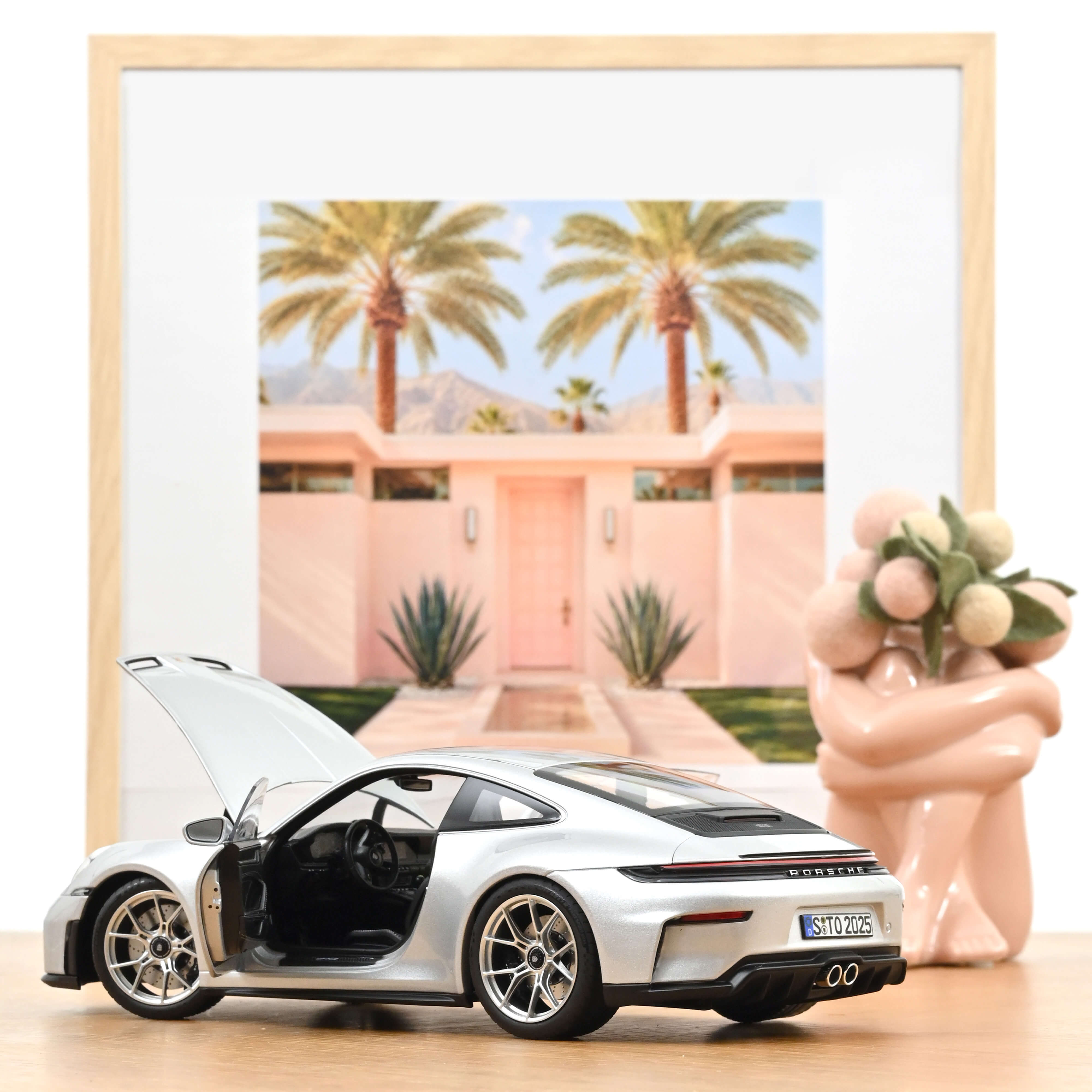 norev-porsche-911-gt3-pack-touring-2025-modellino-auto-1-18-argent-gt-metallizza image 2