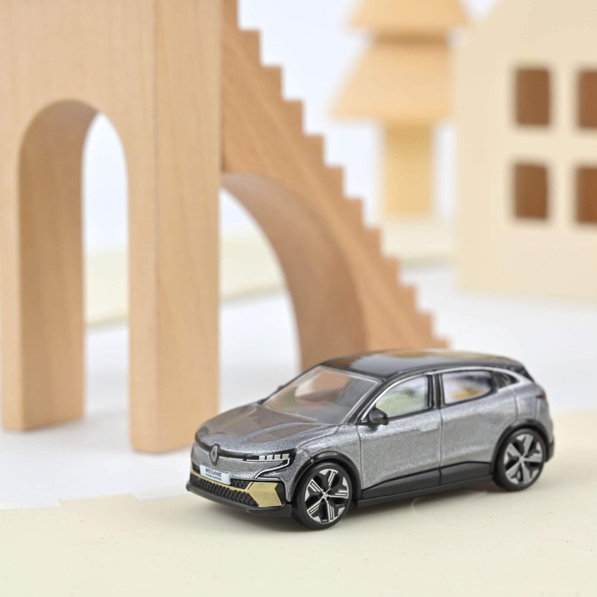 norev-renault-megane-e-tech-100-electric-2022-grigio-shadow-e-nero-modellino-1-6 image 1