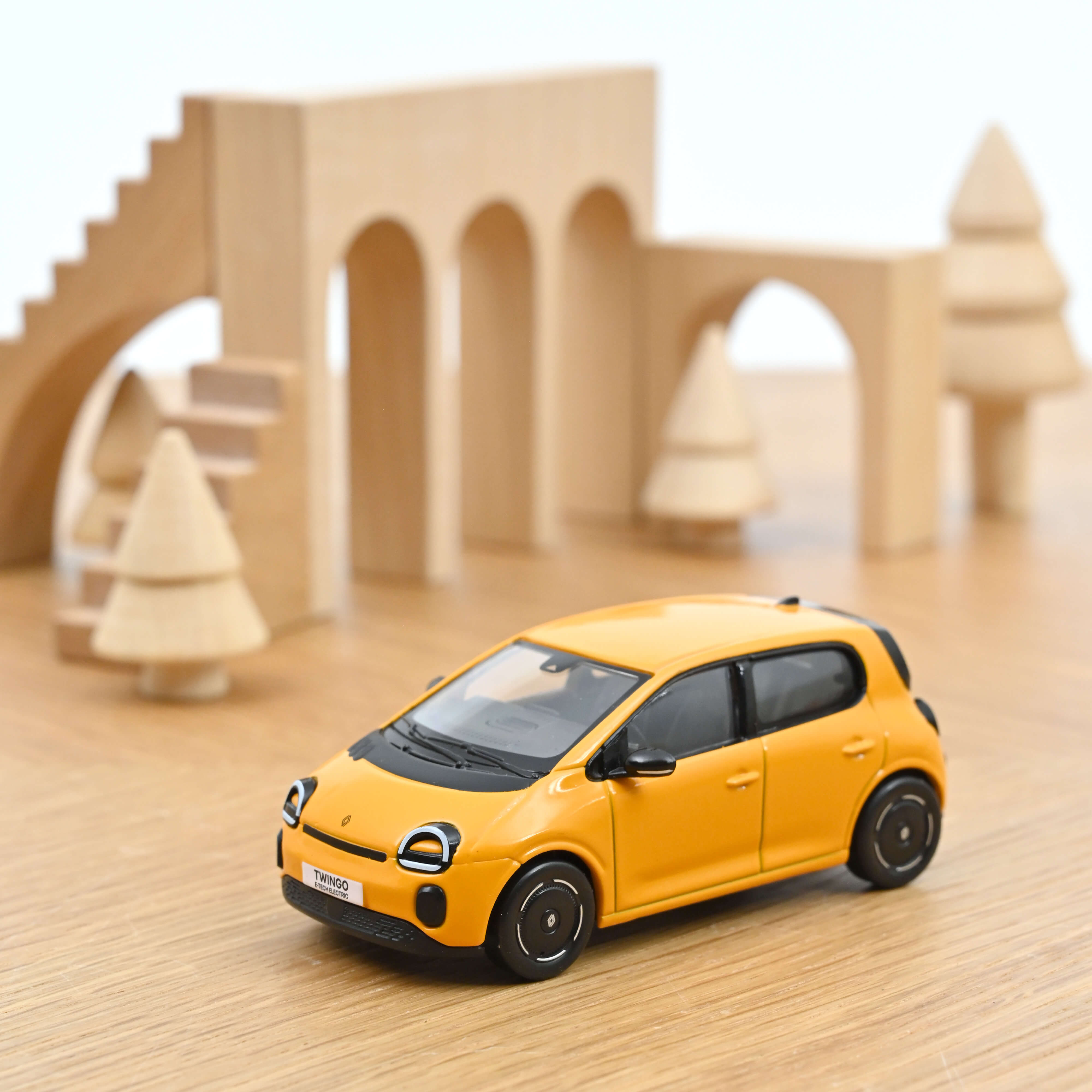 norev-renault-twingo-e-tech-2026-giallo-mango-1-43 image 1