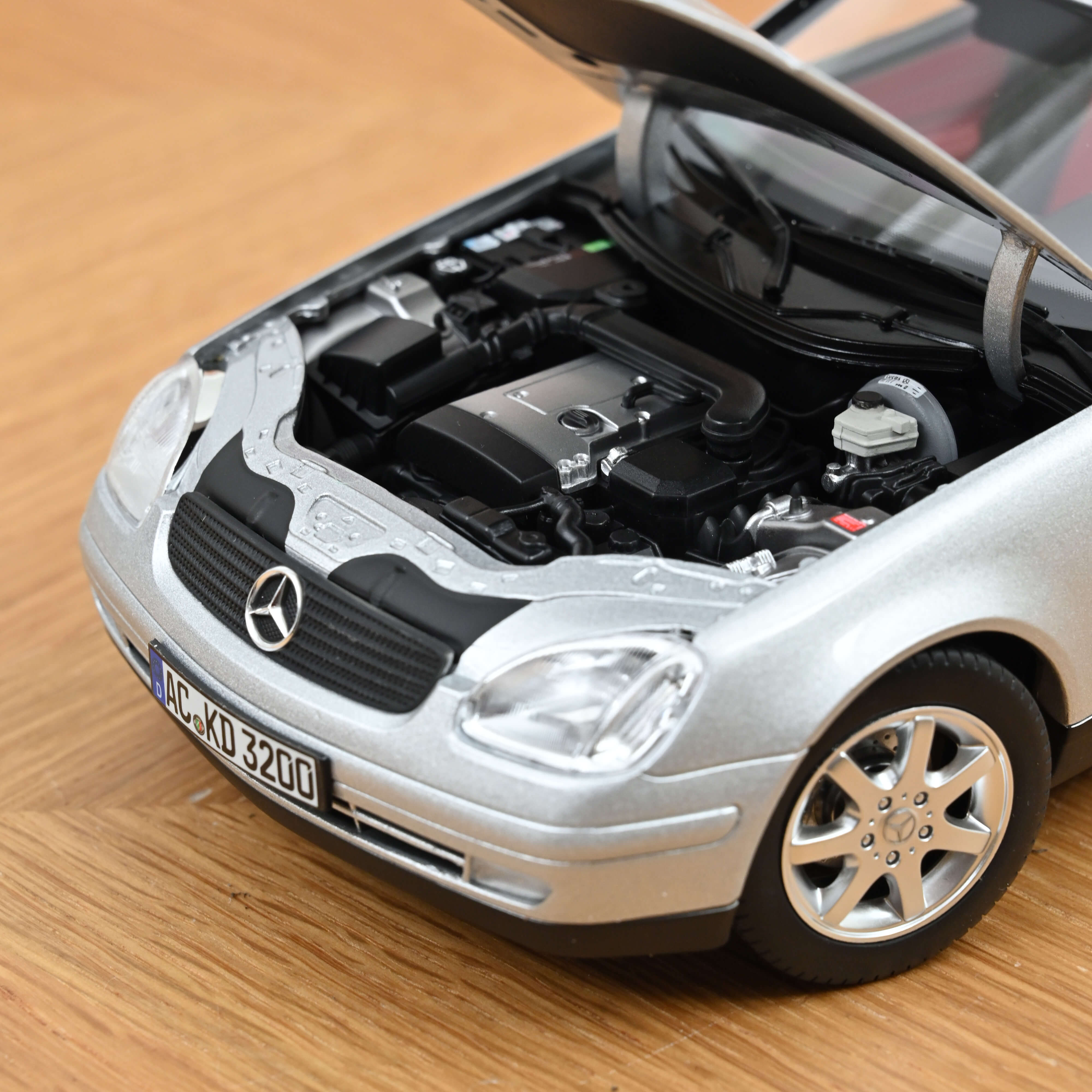 norev-mercedes-benz-slk-1996-argent-brillant-auto-die-cast-1-18 image 5