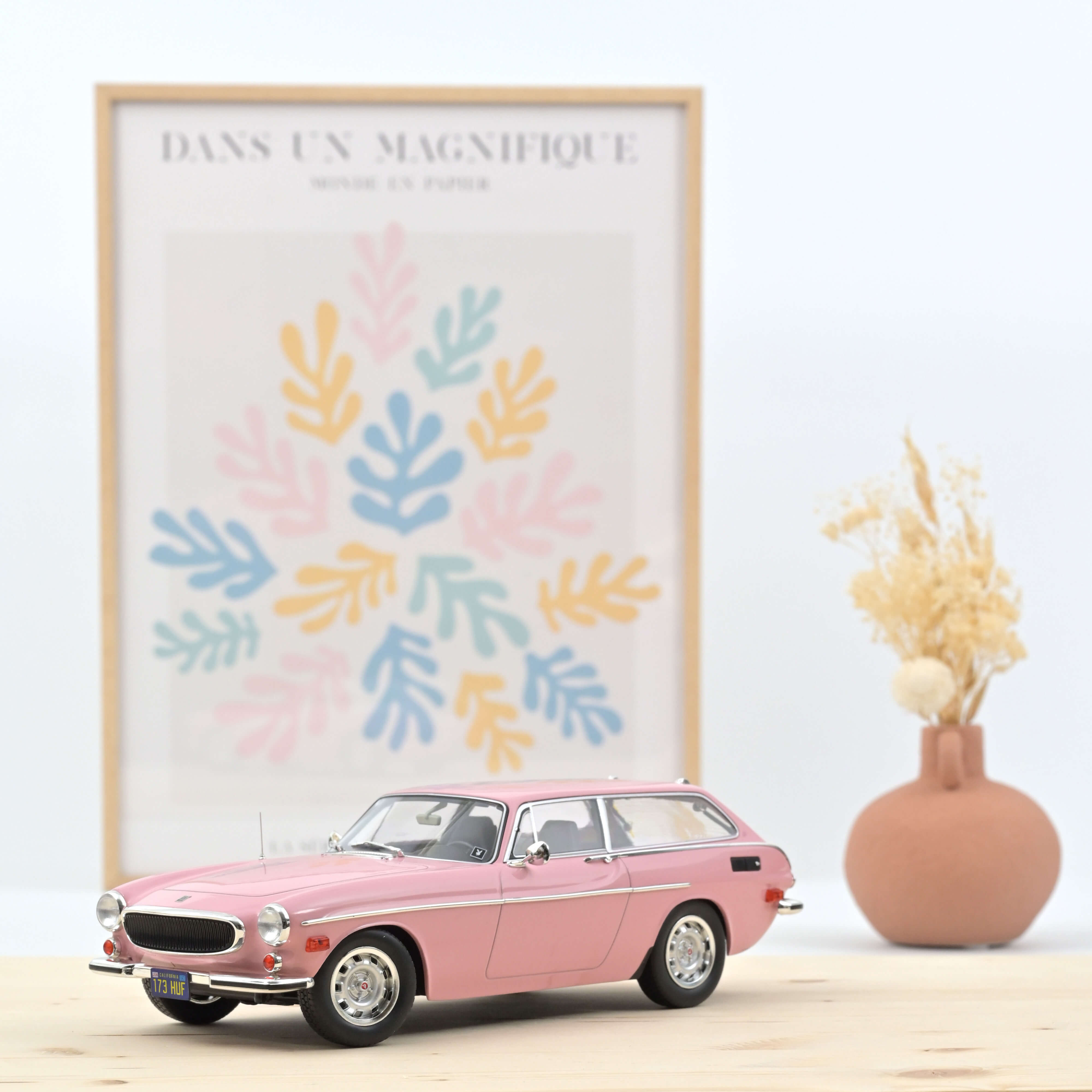 norev-volvo-1800-es-us-version-1973-rose-modellino-auto-1-18-100-pezzi image 1