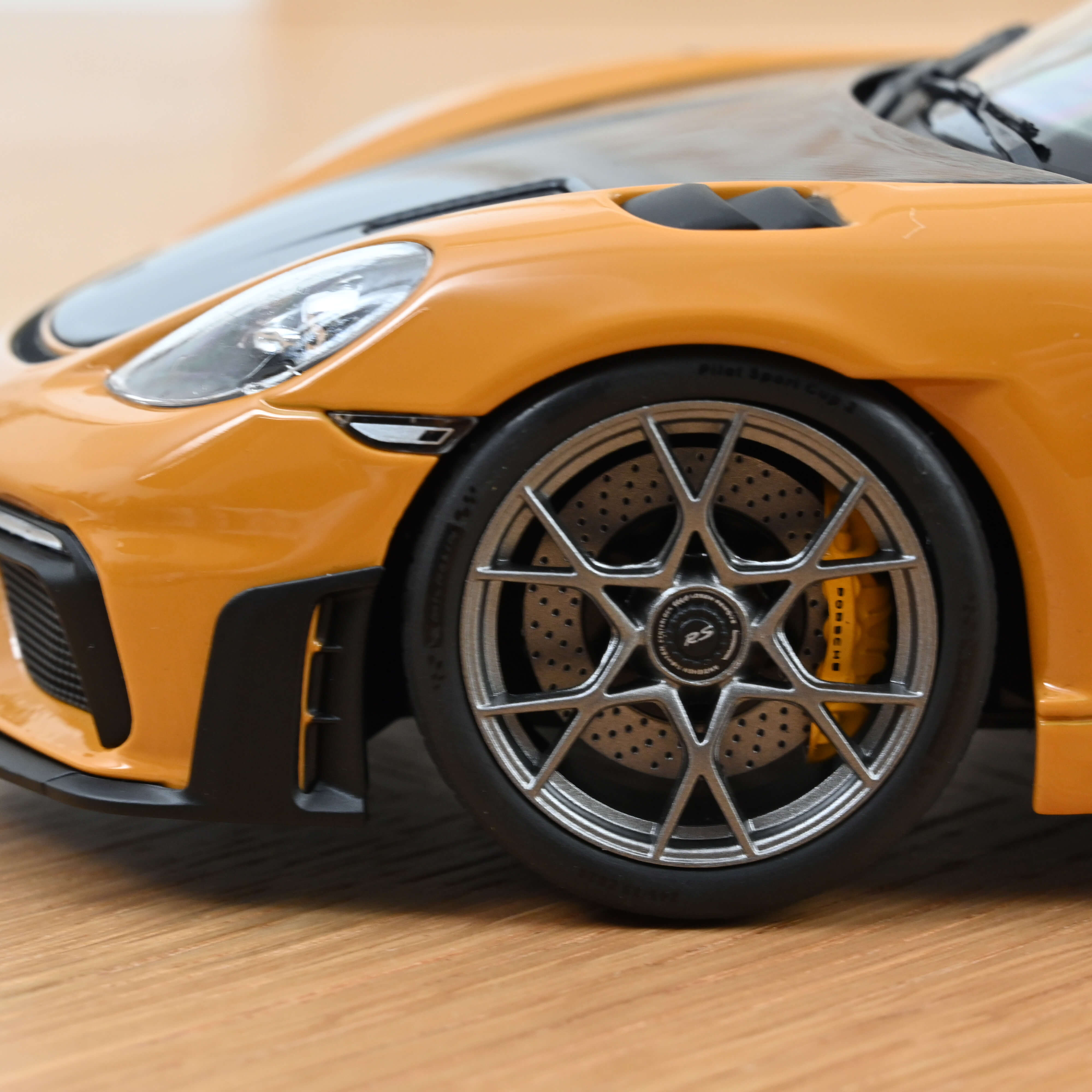 norev-porsche-cayman-gt4-rs-pack-weissach-2023-giallo-bahama-1-18-modellino-die- image 7