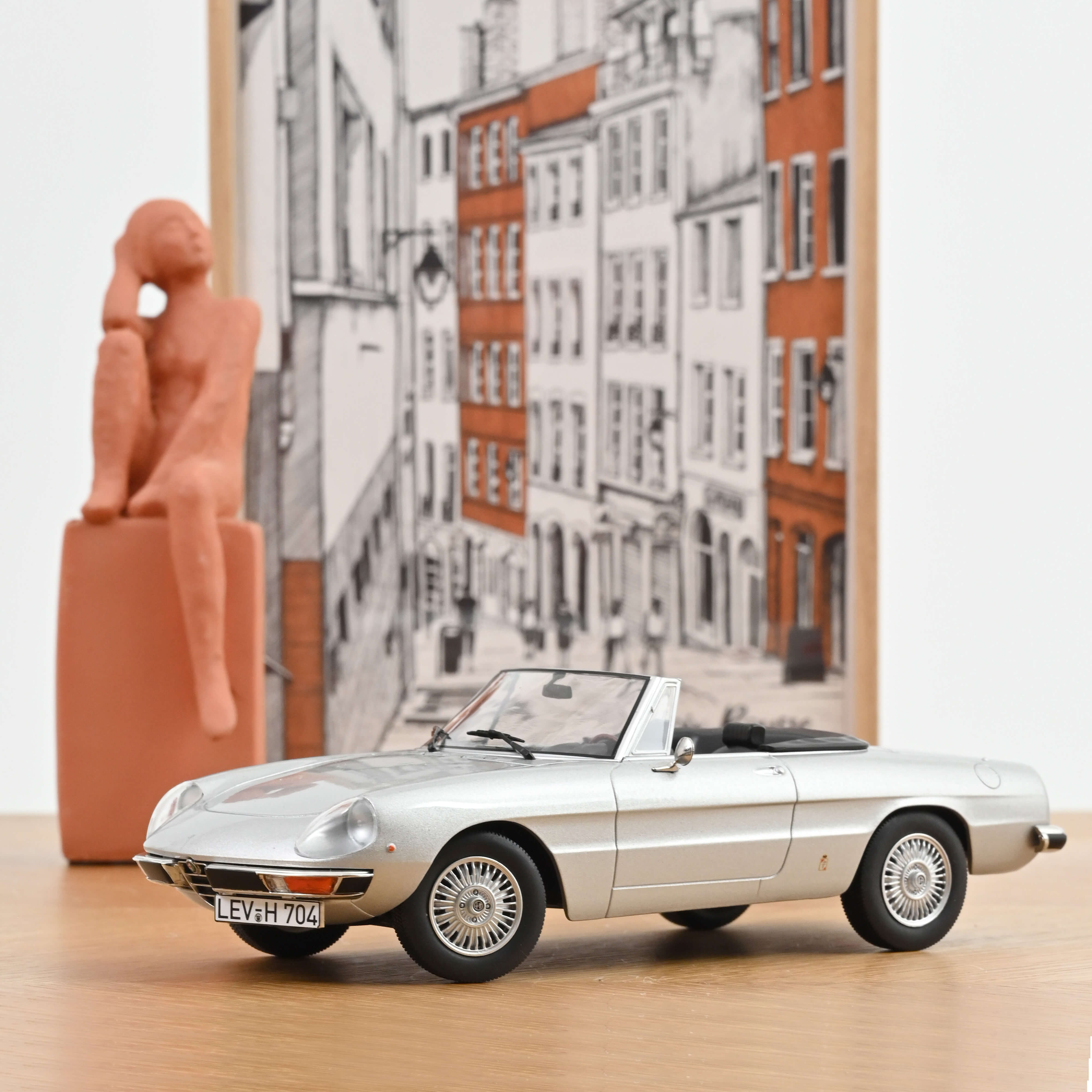 norev-alfa-romeo-2000-spider-1973-1-18-grigio-chiaro-metallizzato image 1
