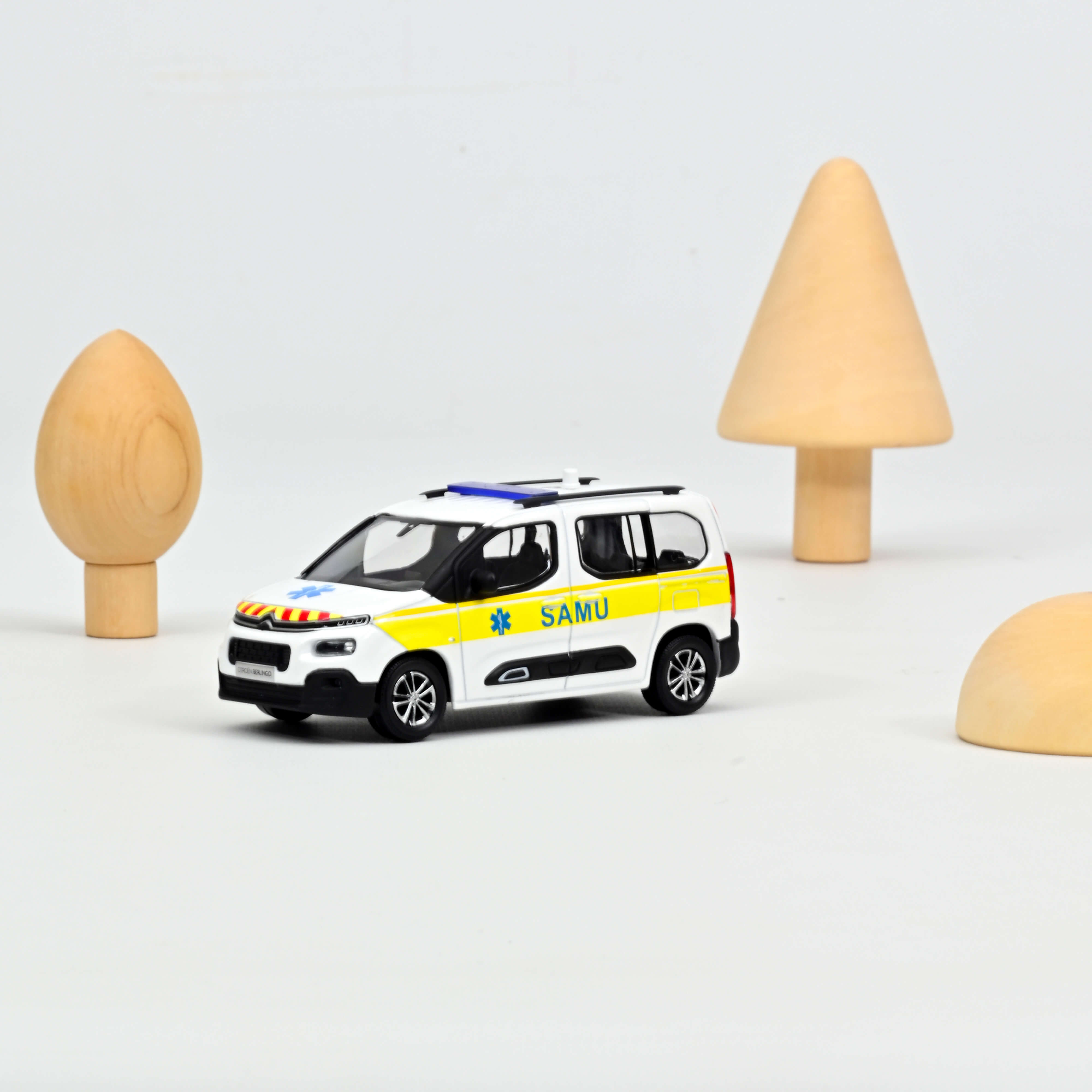 norev-citro-n-berlingo-2020-samu-modellino-furgone-1-43 image 1