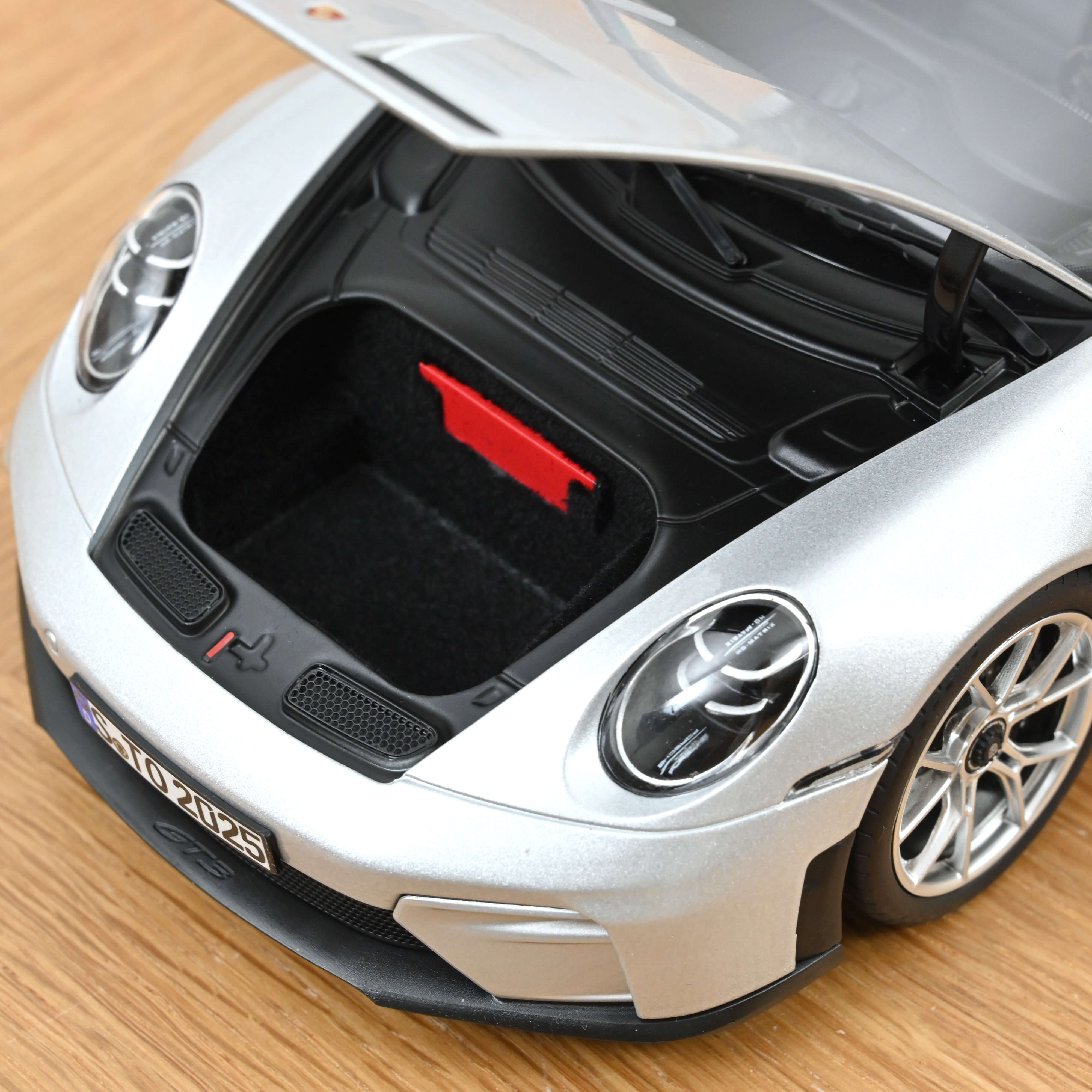 norev-porsche-911-gt3-pack-touring-2025-modellino-auto-1-18-argent-gt-metallizza image 5