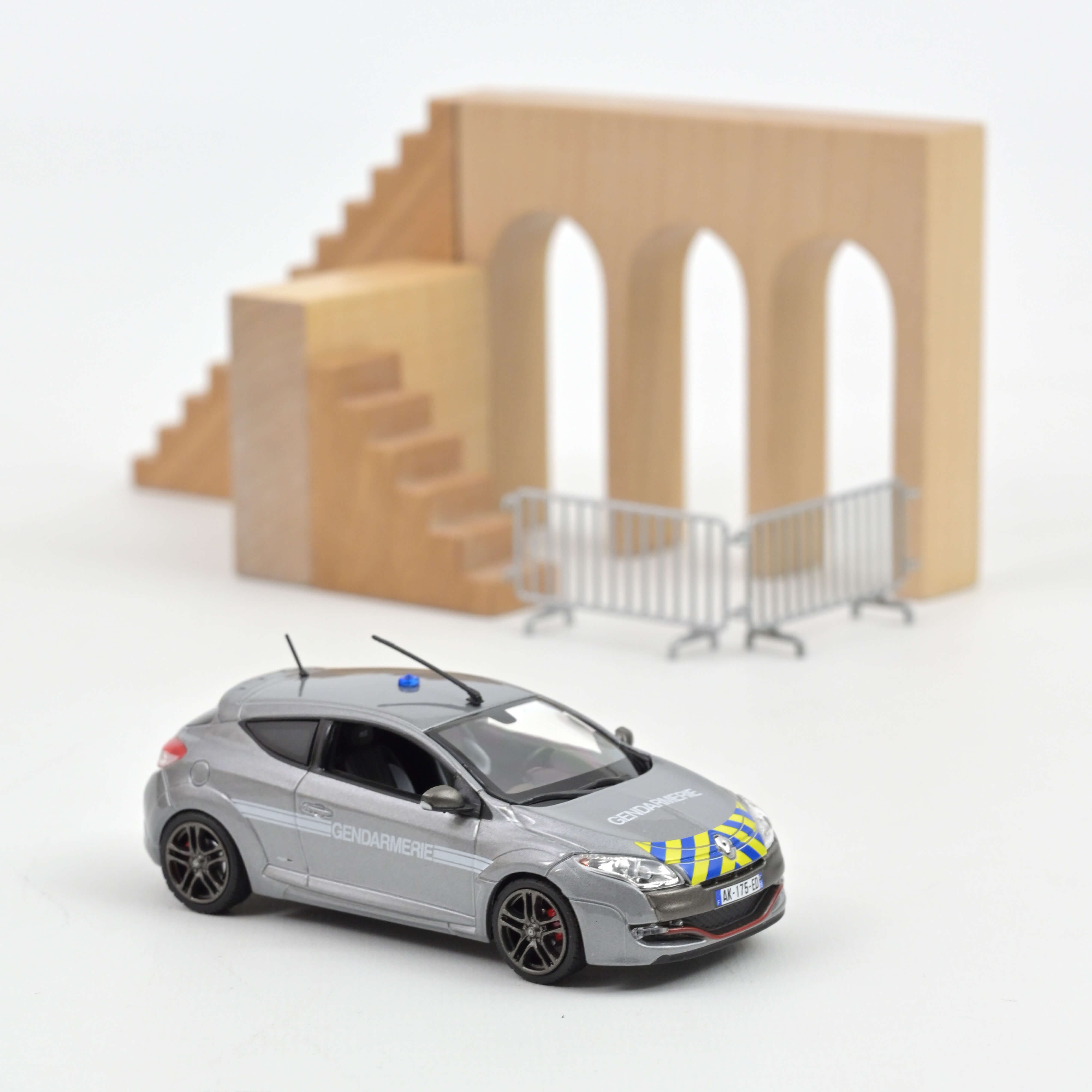 norev-renault-megane-r-s-2010-gendarmerie-argent-1-43-modellino-die-cast image 1
