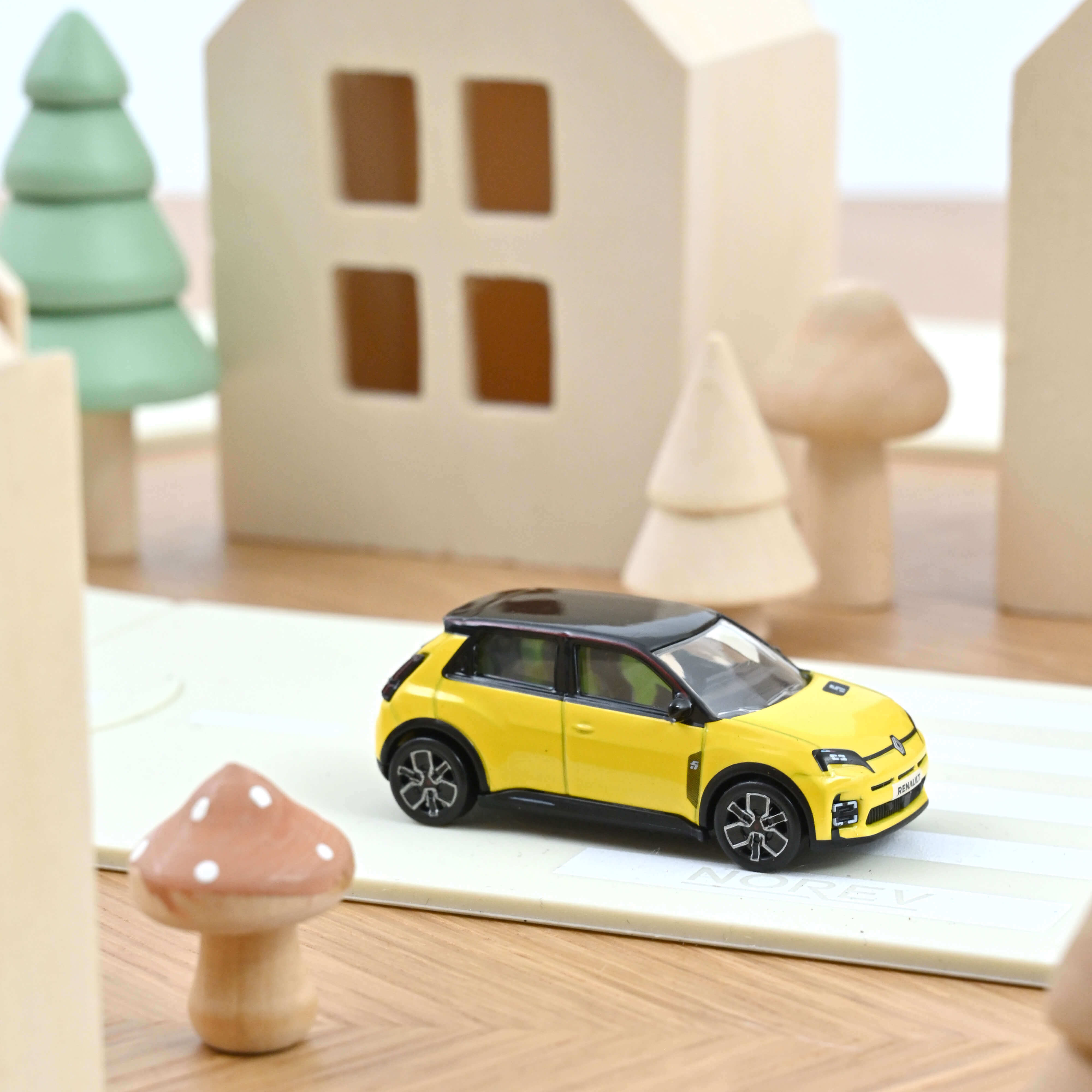 norev-renault-5-e-tech-elettrica-2024-giallo-pop-nero-1-64 image 3