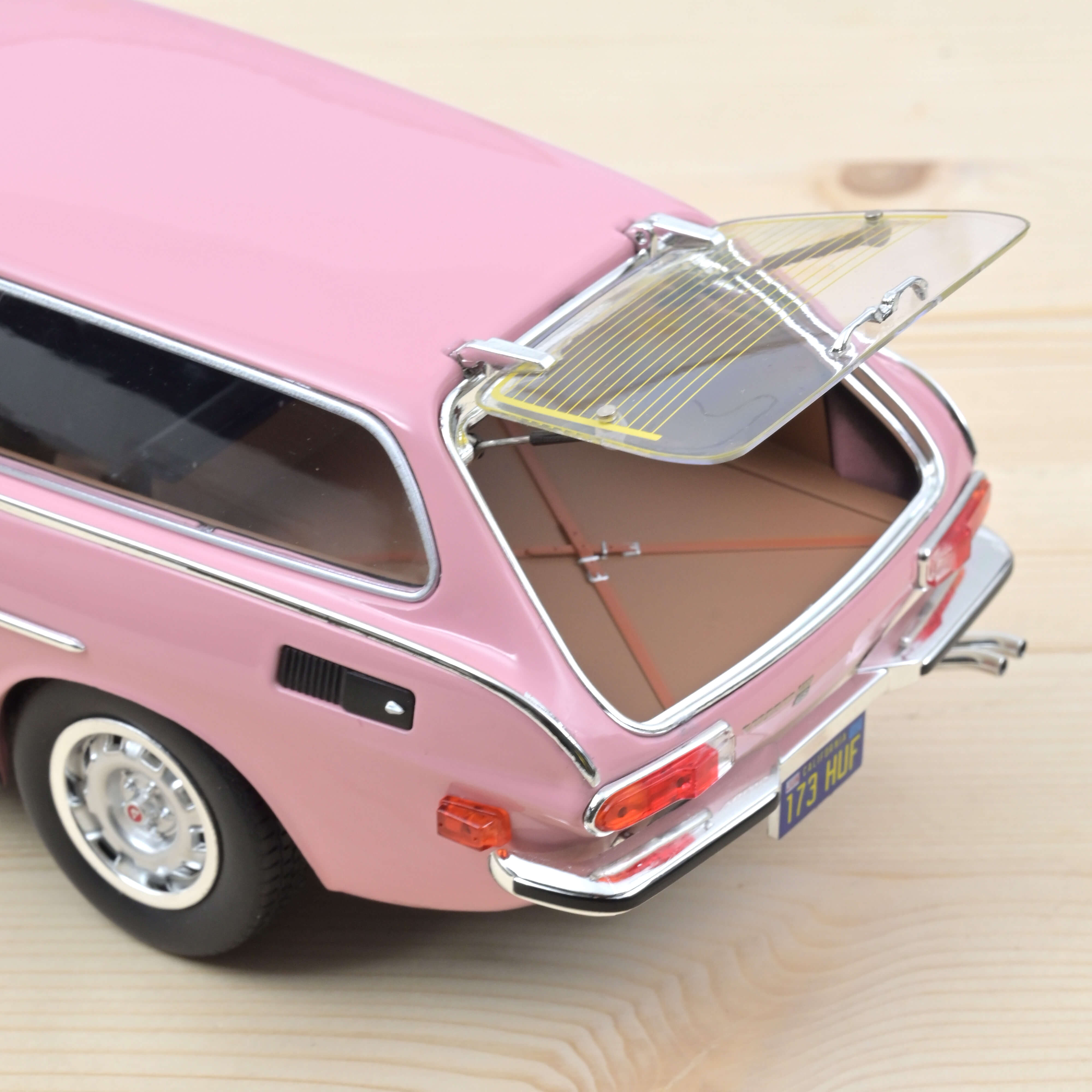 norev-volvo-1800-es-us-version-1973-rose-modellino-auto-1-18-100-pezzi image 3