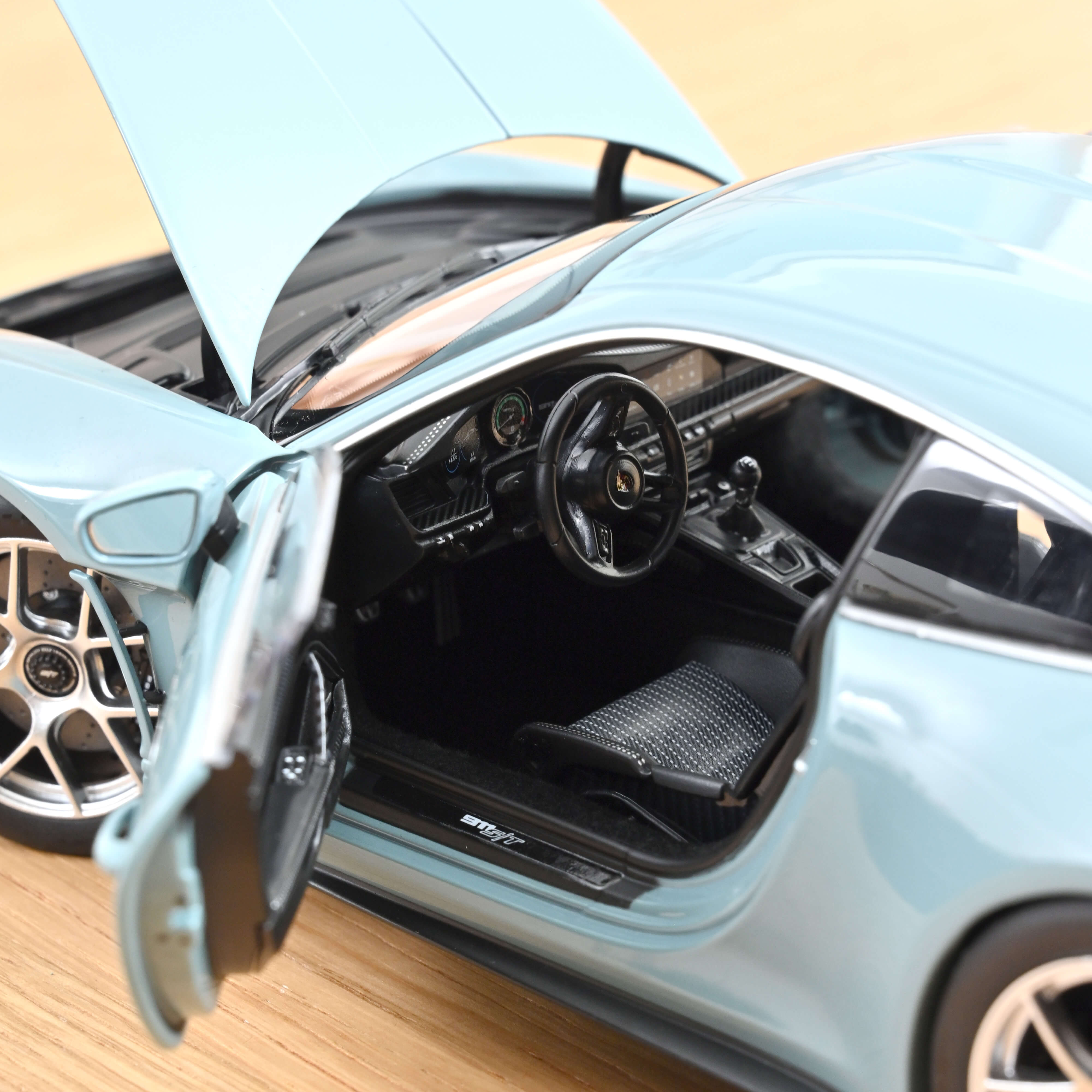 norev-porsche-911-s-t-2023-bleu-meissen-1-18 image 4