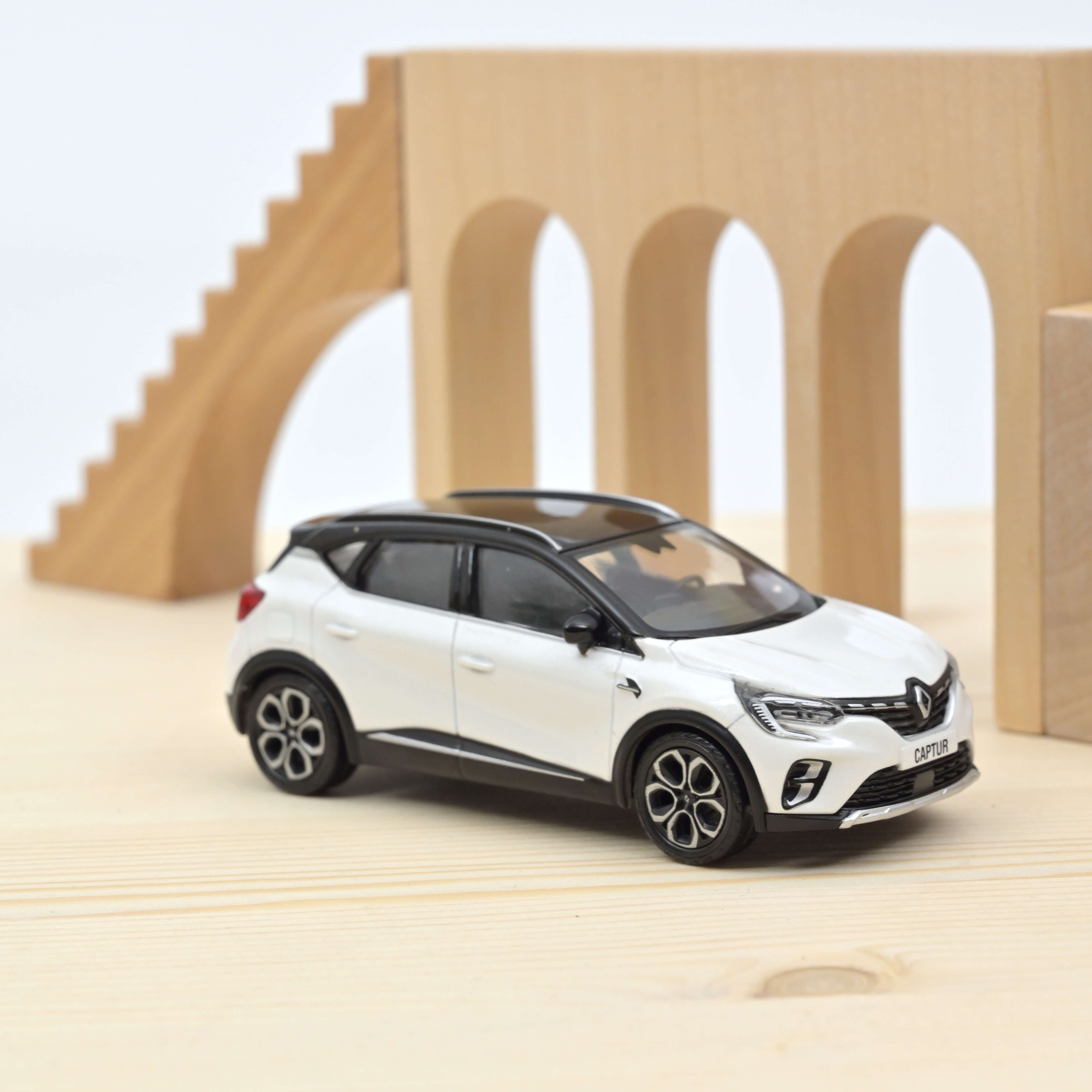 norev-renault-captur-2020-modellino-auto-1-43-bianco-perla-e-nero image 1