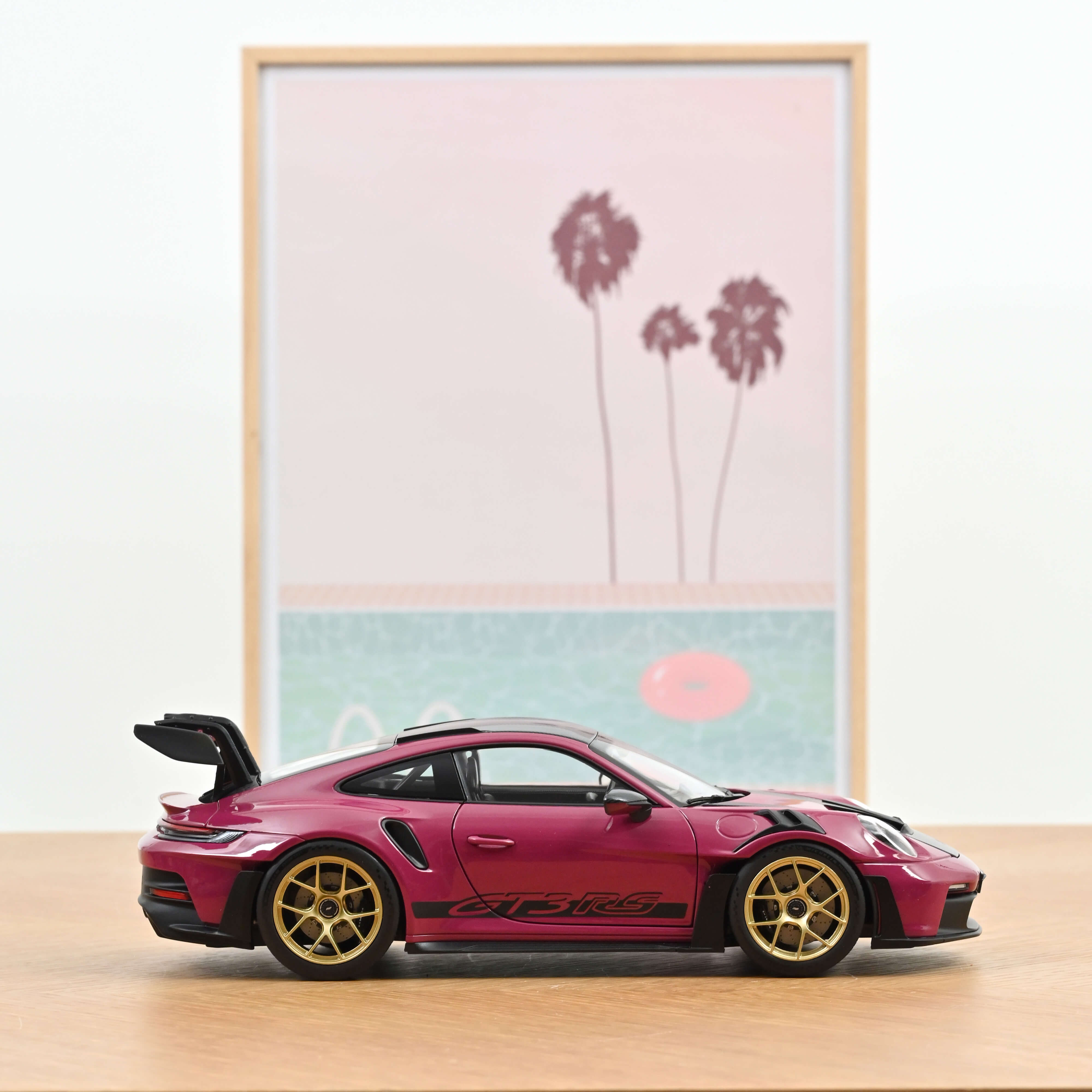 norev-porsche-911-gt3-rs-con-pack-weissach-2022-modellino-auto-1-18-ruby-star image 4