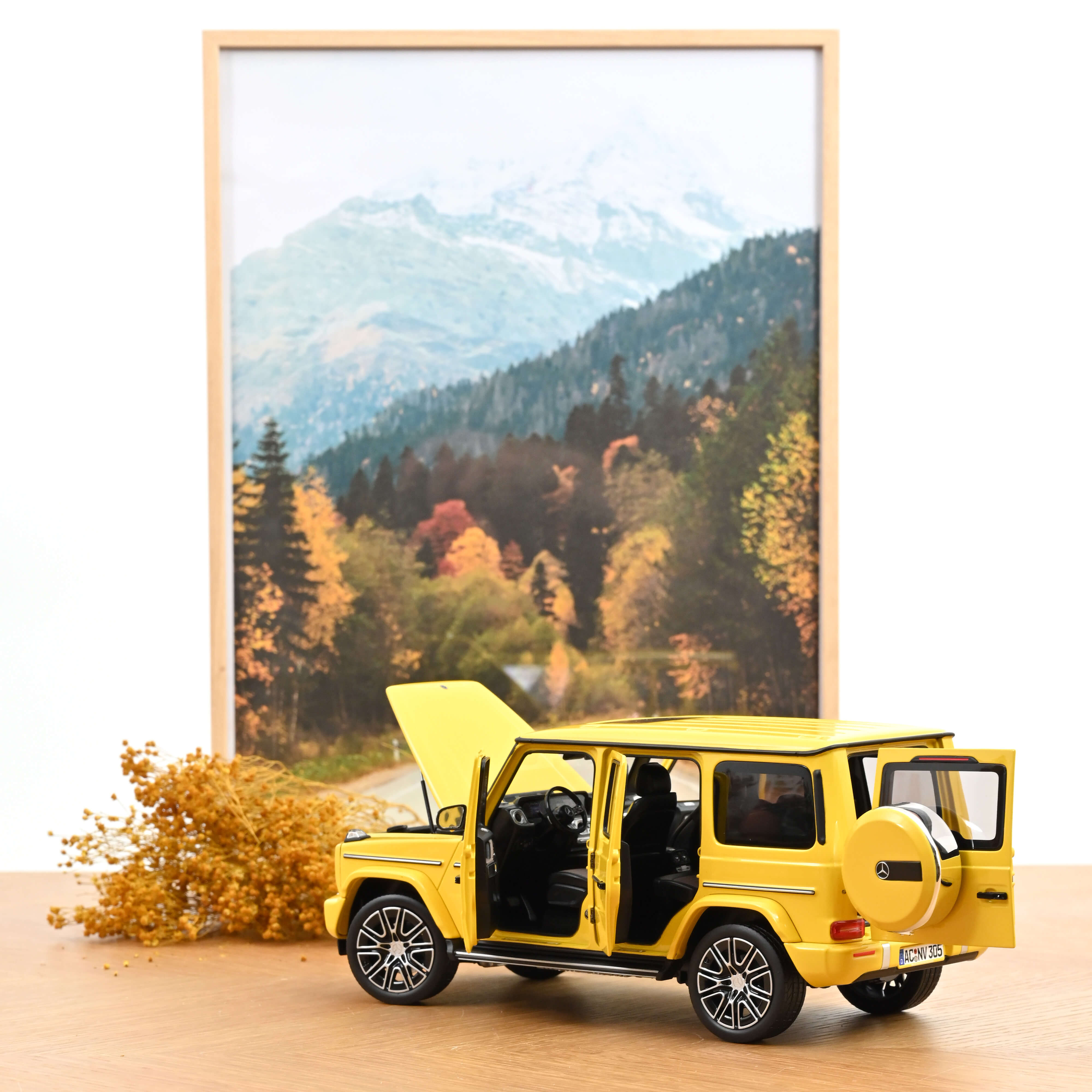 norev-mercedes-benz-classe-g-2024-jaune-soleil-modellino-1-18 image 2