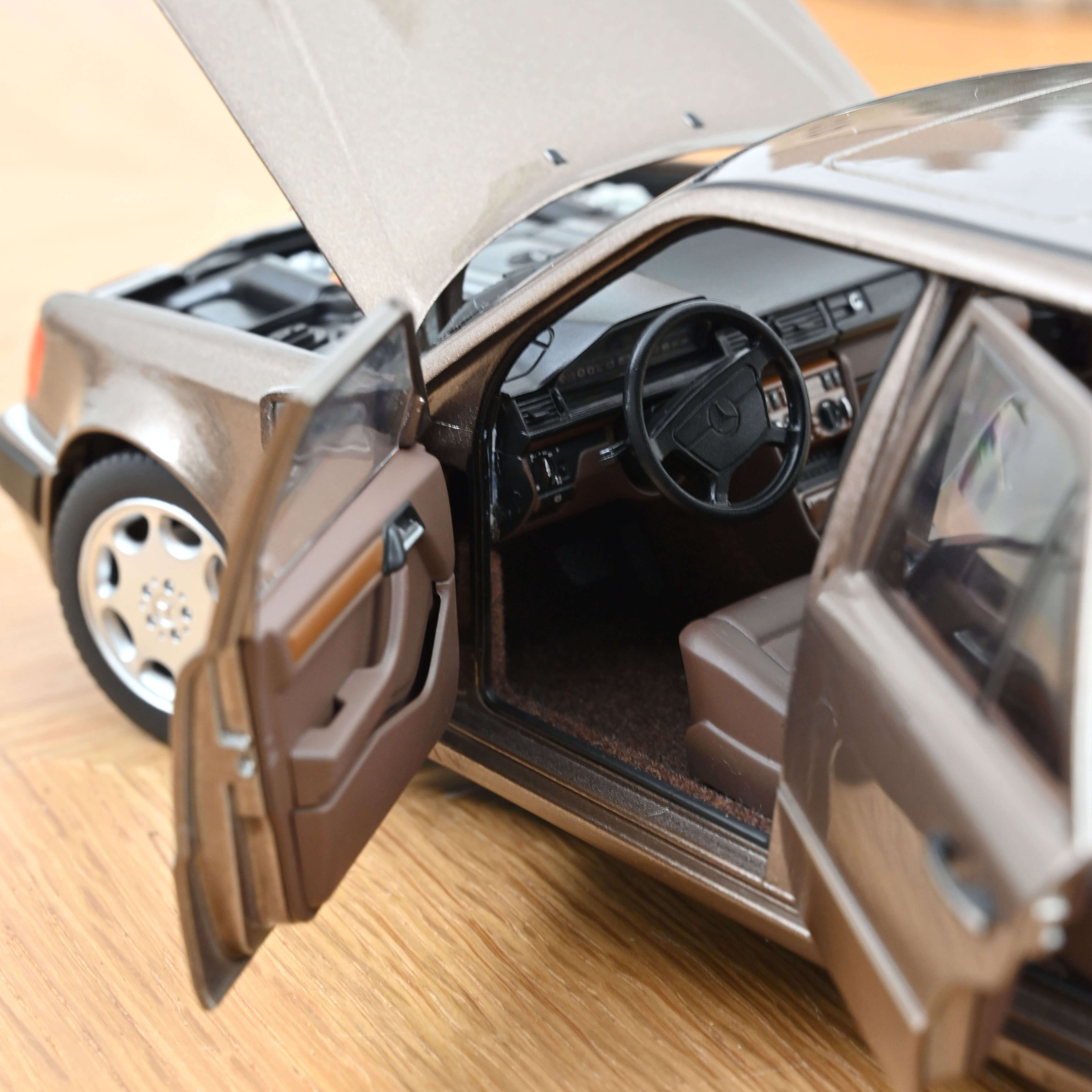 norev-mercedes-benz-500-e-1990-grigio-impala-metallizzato-1-18-modellino image 5